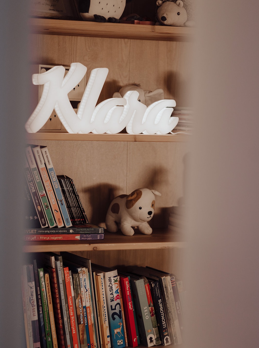Kažu da snovi rastu u svjetlu ljubavi… Mi svijetlimo tim snovima! 🌙✨#perla #personaliziranalampa #lampasimenom #svjetlodjetinjstva #djecjasoba #tvojasvjetlosnapriča