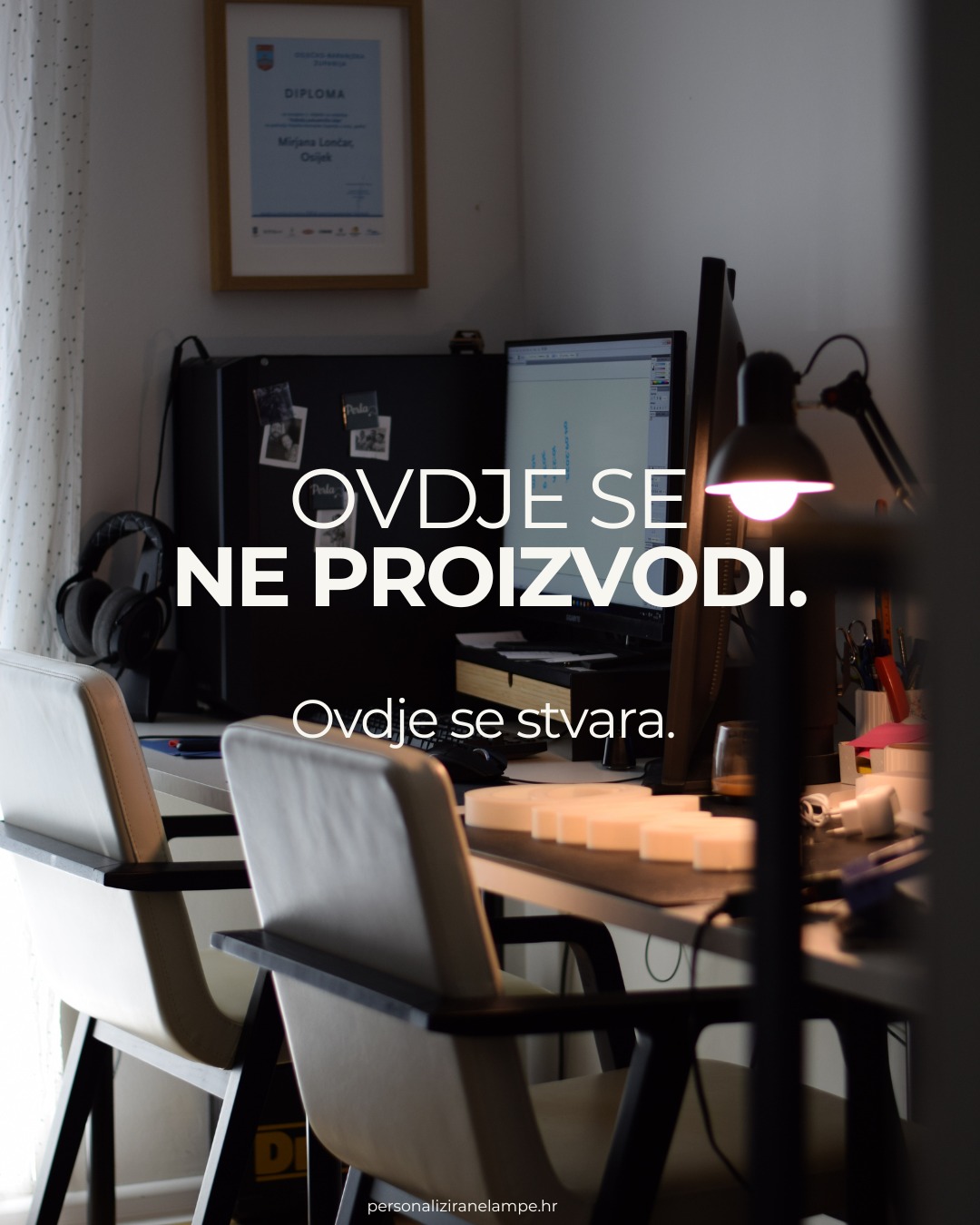 U ovoj maloj radionici ne postoje strojevi koji proizvode serije. Postoje ideje, vlastiti dizajn, detalji i ruke koje svaki komad oblikuju od početka – od prve skice do zadnjeg sjaja. 🤲🛠Svaku lampu dizajniramo i izrađujemo zasebno, ručno spajamo elektroniku, brusimo, lijepimo, čistimo i pazimo da svaki detalj bude poseban.💡✨Zato niti jedna naša lampa nije ista. Svaka je unikat - baš kao i osoba kojoj je namijenjena. 🤍