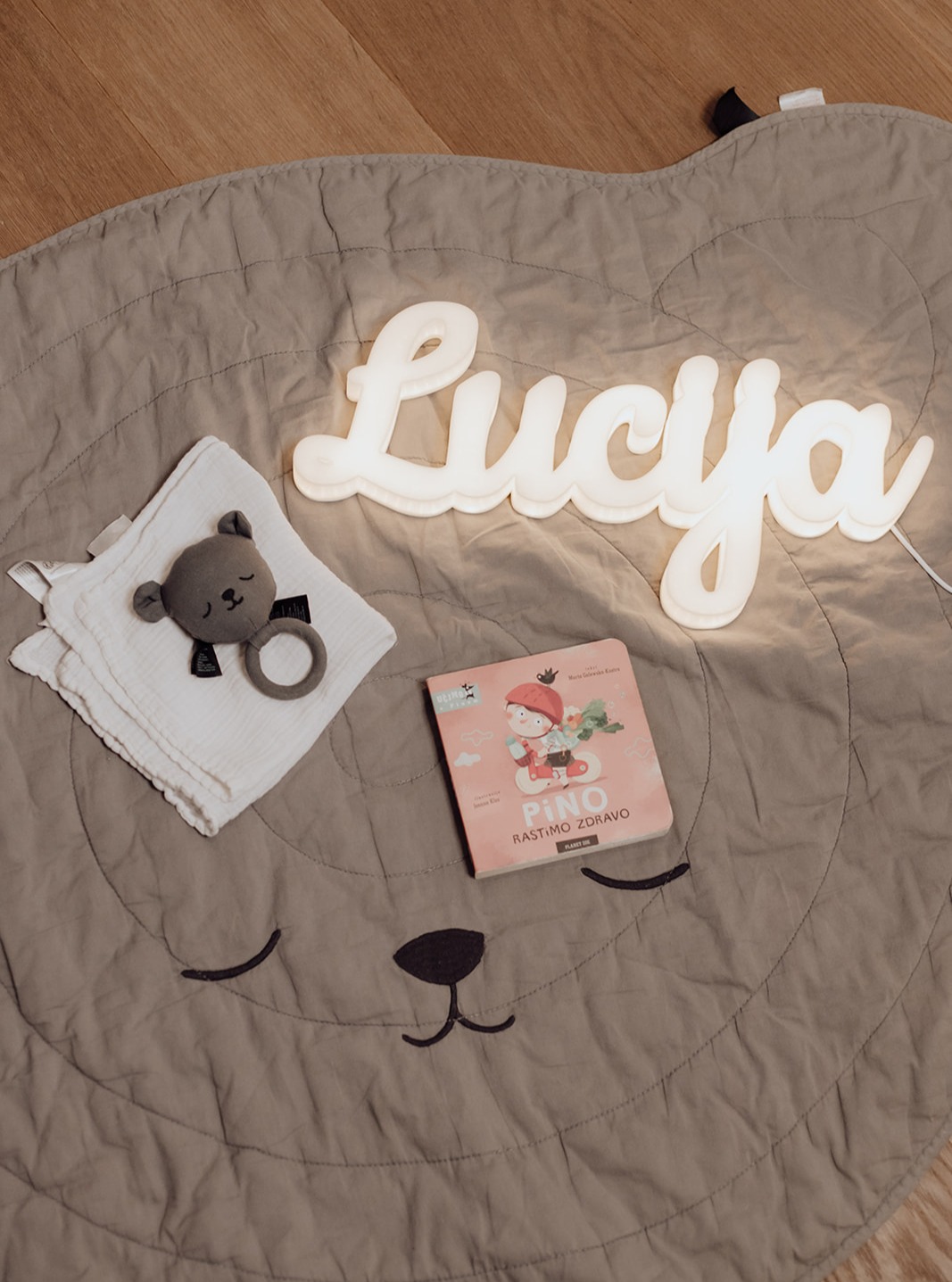 Dobro jutro, kaže Lucija 🌞Ako jutro s bebom može biti slađe… onda je to uz lampicu s imenom! 💖...a vi, imate li vi lampicu koja osvijetli svako vaše jutro? 😉#perla #personaliziranelampe #lampasimenom #poklonzabebu #poklonzadijete #svjetloljubavi #svjetlodjetinjstva #najsladajutra #tvojasvjetlosnaprica