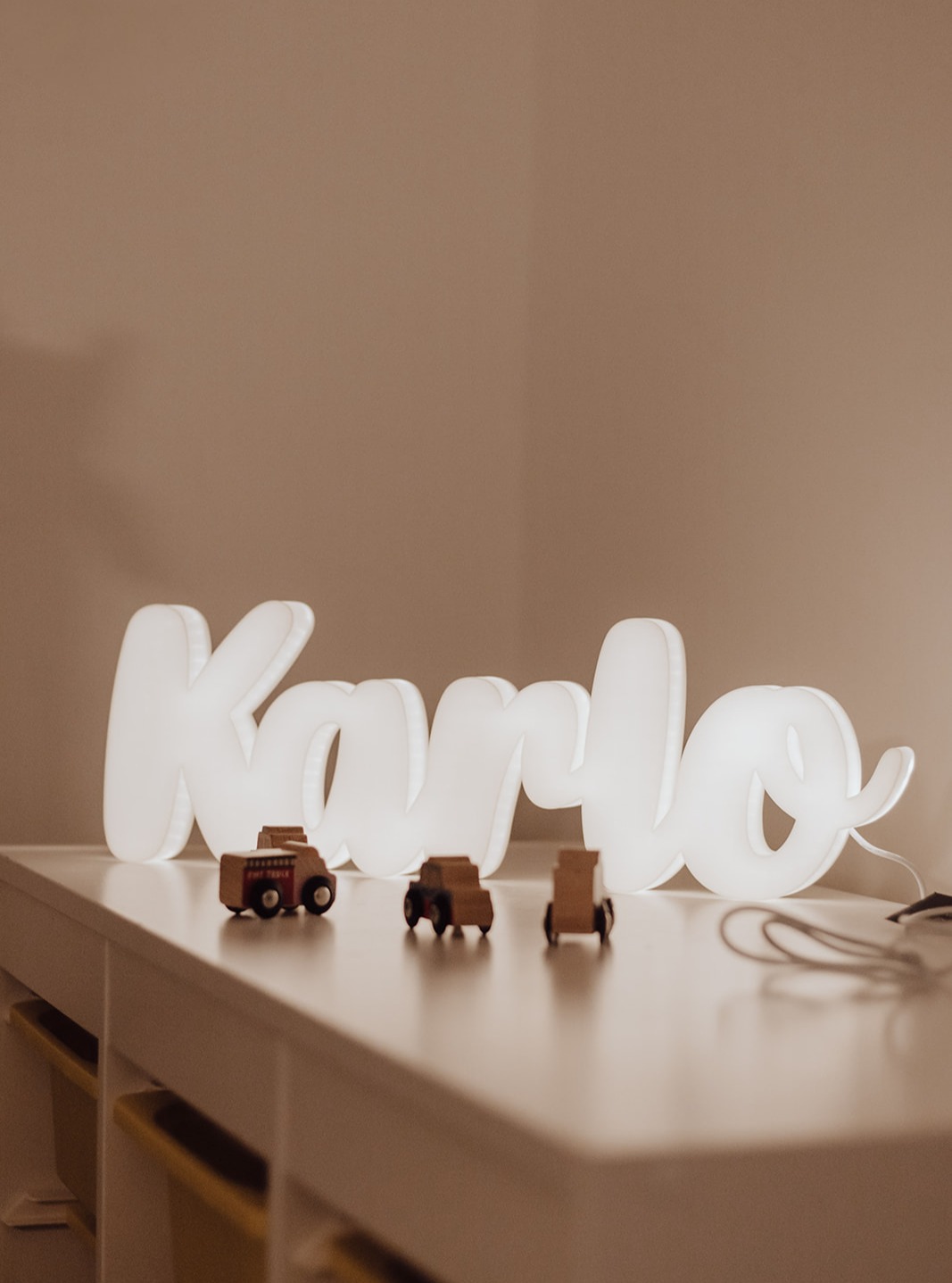 KARLO NIJE OBIČNA LAMPA…
Znamo kako to ide… Djeca imaju svoje avanture, svoje bitke s igračkama i misterije koje se događaju u sobi dok ti misliš da mirno spavaju.. 😳 Tu na scenu stupa naša lampa s imenom - jer svatko zaslužuje prijatelja koji ne prigovara, ne smeta i uvijek svijetli točno kada i koliko treba. 💡
Zato Karlo nije obična lampa.. Stvorena je samo za svog malog vlasnika i ponosno svijetli samo radi njega! Danju veselo prati i podržava svaku igru i nestašluk… a noću kad male ručice zagrle dekicu, nježno svjetluca kao pravi prijatelj u tami. 💛
Zato pokloni svom mališanu lampu koja zna koliko je važna u dječjem svijetu! Jer svaki Karlo (i svako dijete) zaslužuje svjetlo koje ga razumije. 
P.S. na zadnjoj fotki skriva se posebna poruka ispisana za Karla.. 
A ti... koju poruku želiš da tvoje dijete pamti dok odrasta? 🥰
#perla #lampasimenom #personaliziranipoklon #poklonzadijete #svjetlodjetinjstva #noćnosvjetlo #čarolijadjetinjstva #tvojasvjetlosnapriča