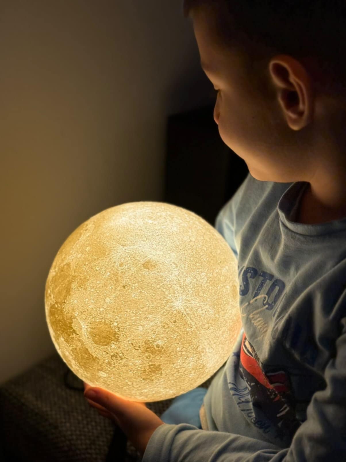 SRETAN ROĐENDAN DO 🌕 I NATRAG! 🎈🥳
Kažu da ne možeš pokloniti Mjesec… ali mi mislimo da možeš! 😉
Za svoj veliki peti rođendan ovaj mali junak dobio je baš to - vlastiti Mjesec koji svijetli samo za njega! 🎁 Želimo mu da puni svoju orbitu osmijehom, igrom i snovima. 💫
Sretan rođendan njemu i svima koji danas slave! Neka vam nebo uvijek bude puno sjajnih trenutaka! ✨
Ima li još danas rođendanskih zvijezda danas među nama? 🎉
#perla #personaliziranelampe #mjeseclampa #poklonzarođendan #svjetloljubavi #svjetlodjetinjstva #tvojasvjetlosnaprica
