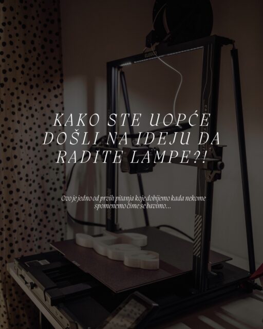 E pa… priča kreće u jednoj iznajmljenoj garsonjeri od 40ak kvadrata. Mi, dvoje odraslih + hrpa stvar… i uskoro beba. Savršen recept za „nema mjesta ni za iglu, a kamoli ideje.“ 🙈Matej je tada tjednima maštao o kupovini prvog 3D printera. Mene je malo hvatao grč jer sam znala da neće odustati, a imali smo jedva mjesta i za krevetić, a ne još i za printer. Rekla sam mu: „Može… ali prvo smisli ZA ŠTO ti točno treba.“ (logičan odgovor osobe koja pokušava održati kakav-takav red u 40 kvadrata)..I nedugo zatim, shvatila sam da nemamo noćnu lampu, ne noćnu – nismo imali nikakvu! A ja bez nje ne mogu zamisliti noći s bebom… Tražila sam po internetu nešto lijepo, jednostavno i funkcionalno i da se koliko-toliko uklapa u naš tadašnji prostor. No ništa me se nije dojmilo..🤷‍♀️I sjećam se točno tog trenutka kada se dogodio klik. U obje glave u isto vrijeme. Ja sam rekla: „Matej, možemo li napraviti lampu…“ a on se sav ushićen nadovezao: „na 3D printeru?!“I tako je krenulo.Zamislili smo lampu s imenom jer bi savršeno upotpunila prostor za bebu, a i uklopila bi se i ostatak prostora – i tadašnjeg, ali i svakog budućeg. Pretražili smo Internet… i skužili da ono što smo mi tražili – nije postojalo! 💡Naručili smo prvi stroj i kupili potrebne dijelove za lampu i s time smo krenuli.. Točnu skicu današnjih lampi smo imali u glavi, "samo" je trebalo dana (i dana) smišljanja, crtanja, testiranja i popravljanja…I sada dolazi dio za koji nitko ne vjeruje da je stvaran… Usred tog procesa - meni puca vodenjak. Mi se znamo nasmijati na to kao život je rekao „vrijeme je - i za bebu i za ideju!“ 😅Tih dana dok smo nas dvije bile u bolnici, Matej je doma dao sve od sebe da opravda kupnju tog famoznog printera. I uspio je! Naša prva Lota lampa dočekala nas je po povratku iz bolnice! ✨ Doduše, bila je to preteča današnje, puno bolje verzije lampe, ali ukratko, tako vam je nastala prva Perla.Nekih instagramičnih fotki iz tog perioda nemamo jer logično, tada nismo ni slutili da će jedna mala ideja u 40ak kvadrata stvaralačkog kaosa, i u najčudnijem tajmingu ikad, postati priča koja će obasjati toliko drugih domova.Neke stvari stvarno "odaberu" same kada će doći na svijet...