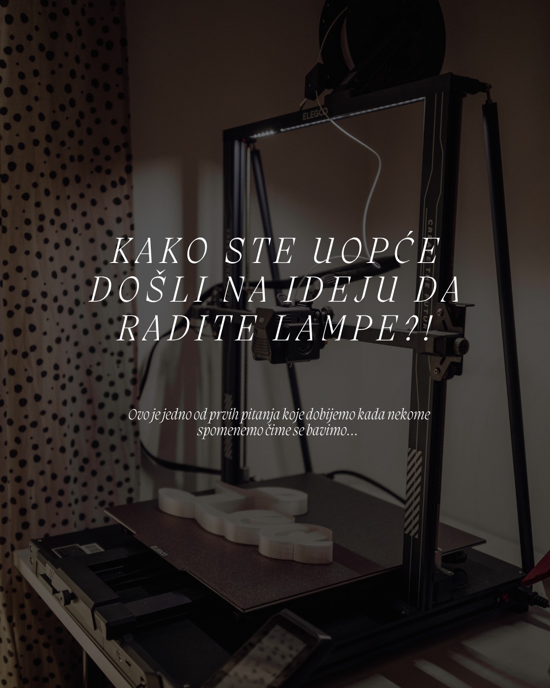 E pa… priča kreće u jednoj iznajmljenoj garsonjeri od 40ak kvadrata. Mi, dvoje odraslih + hrpa stvar… i uskoro beba. Savršen recept za „nema mjesta ni za iglu, a kamoli ideje.“ 🙈Matej je tada tjednima maštao o kupovini prvog 3D printera. Mene je malo hvatao grč jer sam znala da neće odustati, a imali smo jedva mjesta i za krevetić, a ne još i za printer. Rekla sam mu: „Može… ali prvo smisli ZA ŠTO ti točno treba.“ (logičan odgovor osobe koja pokušava održati kakav-takav red u 40 kvadrata)..I nedugo zatim, shvatila sam da nemamo noćnu lampu, ne noćnu – nismo imali nikakvu! A ja bez nje ne mogu zamisliti noći s bebom… Tražila sam po internetu nešto lijepo, jednostavno i funkcionalno i da se koliko-toliko uklapa u naš tadašnji prostor. No ništa me se nije dojmilo..🤷‍♀️I sjećam se točno tog trenutka kada se dogodio klik. U obje glave u isto vrijeme. Ja sam rekla: „Matej, možemo li napraviti lampu…“ a on se sav ushićen nadovezao: „na 3D printeru?!“I tako je krenulo.Zamislili smo lampu s imenom jer bi savršeno upotpunila prostor za bebu, a i uklopila bi se i ostatak prostora – i tadašnjeg, ali i svakog budućeg. Pretražili smo Internet… i skužili da ono što smo mi tražili – nije postojalo! 💡Naručili smo prvi stroj i kupili potrebne dijelove za lampu i s time smo krenuli.. Točnu skicu današnjih lampi smo imali u glavi, "samo" je trebalo dana (i dana) smišljanja, crtanja, testiranja i popravljanja…I sada dolazi dio za koji nitko ne vjeruje da je stvaran… Usred tog procesa - meni puca vodenjak. Mi se znamo nasmijati na to kao život je rekao „vrijeme je - i za bebu i za ideju!“ 😅Tih dana dok smo nas dvije bile u bolnici, Matej je doma dao sve od sebe da opravda kupnju tog famoznog printera. I uspio je! Naša prva Lota lampa dočekala nas je po povratku iz bolnice! ✨ Doduše, bila je to preteča današnje, puno bolje verzije lampe, ali ukratko, tako vam je nastala prva Perla.Nekih instagramičnih fotki iz tog perioda nemamo jer logično, tada nismo ni slutili da će jedna mala ideja u 40ak kvadrata stvaralačkog kaosa, i u najčudnijem tajmingu ikad, postati priča koja će obasjati toliko drugih domova.Neke stvari stvarno "odaberu" same kada će doći na svijet...