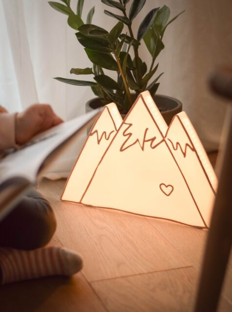 TRI PLANINE, JEDNO IME, JEDNO SRCE I PUUUUNO LJUBAVI! 🥰Jedna seka javila nam se sa željom da svojoj mlađoj seki pokloni posebnu lampicu za njezin 14. rođendan – takvu da, citiram: „simbolizira čvrstoću i snagu, ali i toplinu i posebnost.“ (ni manje ni više 😄) Također, otkrila nam je da seka jako voli zimu i snijeg, pa je zamislila da to budu tri planinice – dvije iste i jedna posebna (srednja) s malim srcem i sekinim imenom, onako diskretno, jeli.. 😏Naravno, mi smo rekli – „Jasnoooo, sve razumijemo!“ (a zapravo nismo imali pojma odakle krenuti! 😂) I onda stiže crtež! Ispalo je da je ta, nešto starija seka, prava umjetnica koja je točno znala što želi – a mi smo samo trebali slijediti upute! ☺️ Od boja za detalje, izabrala je neutralnu bež koja kada se upali lampa postane smeđa – također savršen izbor za ovu (svjetlosnu) priču ako se nas pita!I tako je prema originalnom sekinom crtežu nastala ova lampa u obliku tri planinice: dvije iste, a srednja... posebna.. I iskreno, mislimo da će seki značiti više nego išta drugo što svijetli. 💖Ako primijetite da je lampa malo “grbava” – sve je pod kontrolom. To su planine, ljudi. Prave, žive, nikako savršene. (A i crtež je na zadnjoj fotki. 😄)A dok sam pokušavala uhvatiti par „ozbiljnih“ kadrova ove čarobne lampe, naša Lota je tu vidjela priliku za jedan cozy trenutak i čitanje njene omiljene knjige Izlet. Tako da se sve savršeno uklopilo – lampica, knjiga, cozy trentak… sve ima savršenog smisla. ⛰️✨Nego, dosta od mene, sad da vidim vas… 😅 Tko zna kako se zove seka slavljenica?! Pogodi u komentarima! 👇(A možeš nam reći i kako ti se sviđa ova ideja i(li) podijeliti s nekim tko toliko voli planine da bi rado da mu svijetle i u dnevnoj sobi. ⛰️😄)#perla #personaliziranelampe #lamapaizcrteža #lampasimenom #svjetloljubavi #svjetlodjetinjstva #idejazapoklon #poklonzarođendan #planine #tvojasvjetlosnapriča