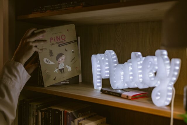 MOŽDA NEĆEMO PAMTITI OVAKVE DANE, ALI PAMTIT ĆEMO OVAKVA JUTRA. ✨Danas je onaj tip ponedjeljka kad vani pada kiša, a doma - pada mamin plan o produktivnom danu. Ali ako već ne možemo van, možemo u zagrljaj, pod dekicu, uz slikovnicu i malo svjetlucave čarolije. 📚💡 Danas ne žurimo. Danas birajmo sporije, mekše i s više poljubaca između stranica.. Neka ovo jutro bude podsjetnik da su ovakvi mali trenutci - veliki. 💖Da čujem, tko je danas doma s bebom i radi apsolutno ništa… a zapravo sve najvažnije?! ❤️P.S. Svim mamama koje danas rade s kauča šaljem zagrljaj!