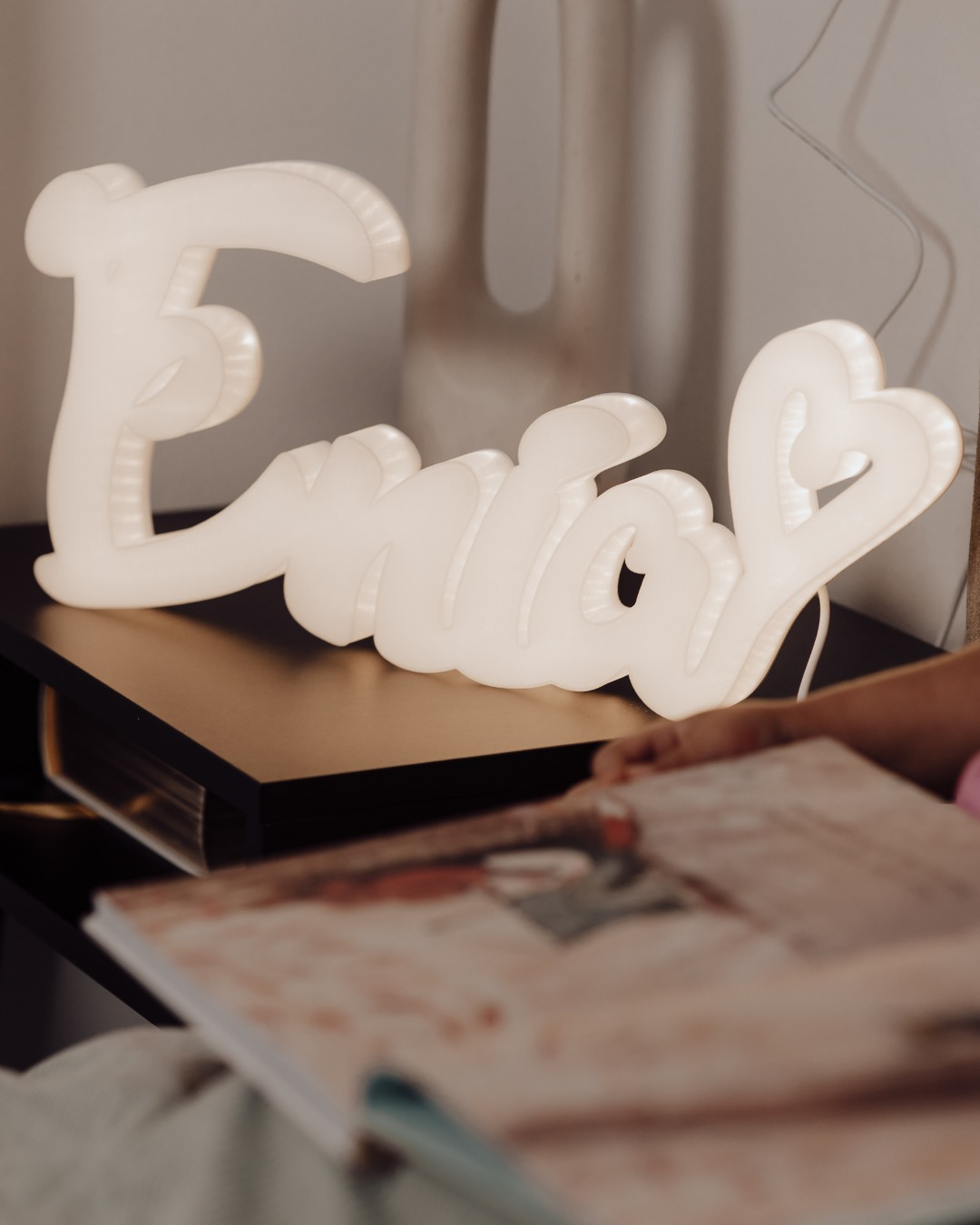 SHINE YOUR LIGHT, OUR LITTLE FLAME… 💖

Za nas je svaka lampa posebna, svaka nosi svoju priču i svoju emociju... ali one koje roditelji naručuju za svoje dijete, uvijek nas nekako najviše dotaknu. 💛

A upravo ovu naručila je jedna mama za svoju djevojčicu - uz malo srce, puno emocije i s posvetom “Shine your light, our little flame..”, i još nas jednom podsjetila koliko emocija stane u jednu, naizgled malu lampicu.. 💖

I dok ova sjaji i sjajit će još dugo samo za malenu Eniu, mi mislimo na sve vas koji u njoj vidite ljubav. 💫 Hvala vam što s nama dijelite svoje ideje i priče, i sve te male svjetlosne trenutke koje stvaramo zajedno – jer upravo oni čine naš posao posebnim i punim svjetla. ✨

#perla #personaliziranelampe #lampasimenom #idejazapoklon #svjetloljubavi #svjetlodjetinjstva #poklonodmame #poklonzadijete #tvojasvjetlosnapriča