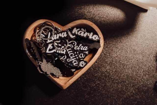 Mali crno-bijeli detalji iz naše radionice koje toliko volite. 🤍🖤 Mrak i svjetlo u malom paru privjesaka stižu uz svaku lampu s imenom da pokažu da mislimo i na mamu i tatu. ❤️ A još ljepše - stići će i tebi dva kad naručiš svoju Perlu. ✨