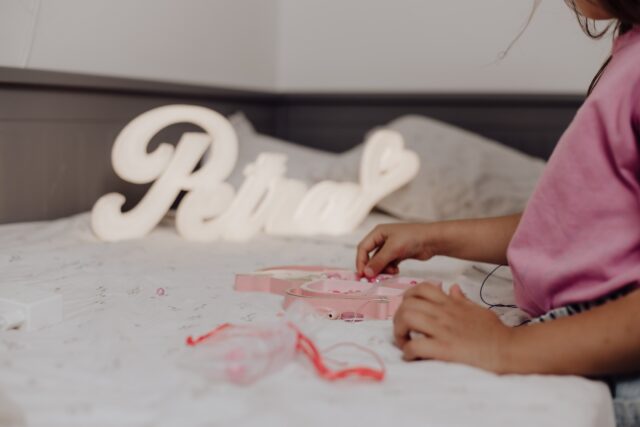 Postoje pokloni koji se kratko pamte…A postoje oni koji (p)ostanu dio djetinjstva. ✨Naše lampe nastaju upravo sa tom mišlju baš za one male osobe koje volimo najviše na svijetu. ❤️ Zato su Perla lampe već nekoliko godina omiljeni poklon za djecu svih uzrasta - od beba koje vole nježno svjetlo, do većih mališana koji uživaju u lampi baš sa svojim imenom u malim, svakodnevnim trenutcima - u igri, maštanju, čitanju, učenju, sanjarenju, sigurnim večerima… Kod nas možete prilagoditi baš sve - od izgleda lampe, boje svjetla, načina upravljanja, a možete dodati i osobnu posvetu na lampi koja joj daje dodatnu, emotivnu vrijednost…, a ako želite dodati i neki poseban simbol - kao što je Petrino slatko malo srce - rado ćemo ga uklopiti. ❤️ Gledajući ju kako se igra uz lampu, jasno je koliko djeci znači nešto što je baš njihovo i teško je ne poželjeti isto iznenađenje za svoje dijete. ✨ Stoga, ako tražite poklon koji će trajati, oduševiti i mališane i roditelje, biti jedinstven i osoban - Perla lampa je idealan izbor za ove blagdane. 🎄🎁💡 I još nešto - uz zagrantirani osmijeh vašeg mališana za kojeg ćemo se mi pobrinuti, neka vas veseli i činjenica da kupnjom Perla lampe podržavate mali lokalni brend koji nastaje s ljubavlju u Osijeku. Jer svaki blagdanski poklon vrijedi još više kada nastaje doma, zar ne? 🥰#perla #personaliziranalampa #lampasimnenom #idejazapoklon #poklonzadijete #poklonzabožić #svjetlodjetinjstva #podržilokalno #kupujmodomaće #tvojasvjetlosnapriča