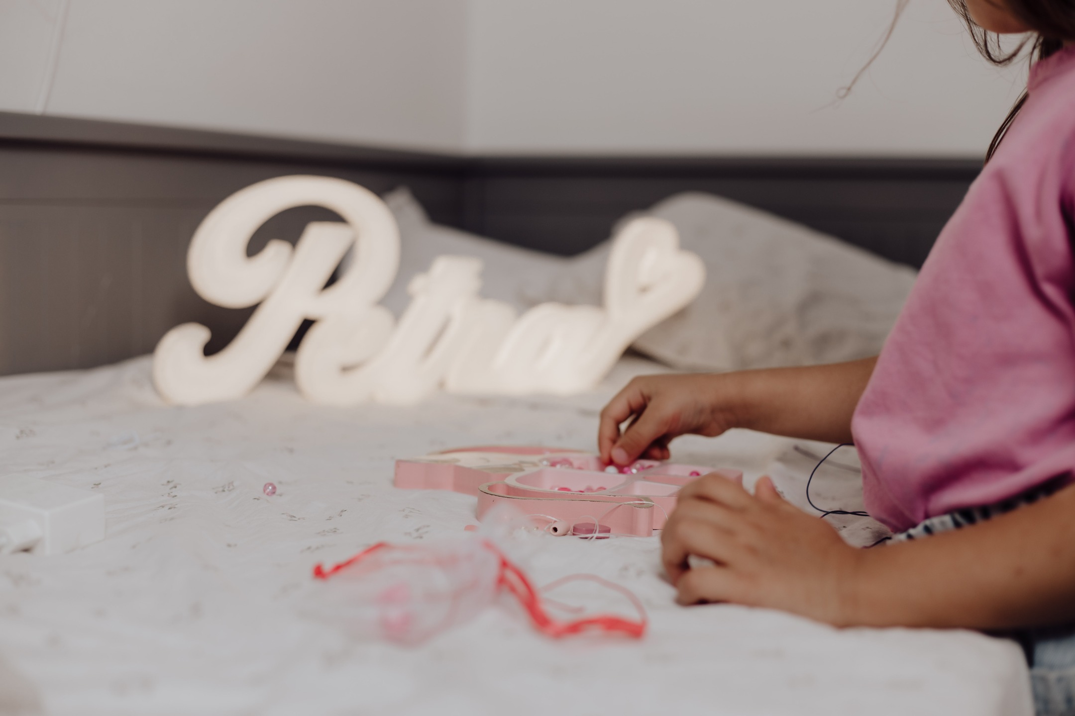 Postoje pokloni koji se kratko pamte…
A postoje oni koji (p)ostanu dio djetinjstva. ✨

Naše lampe nastaju upravo sa tom mišlju baš za one male osobe koje volimo najviše na svijetu. ❤️ Zato su Perla lampe već nekoliko godina omiljeni poklon za djecu svih uzrasta - od beba koje vole nježno svjetlo, do većih mališana koji uživaju u lampi baš sa svojim imenom u malim, svakodnevnim trenutcima - u igri, maštanju, čitanju, učenju, sanjarenju, sigurnim večerima… 

Kod nas možete prilagoditi baš sve - od izgleda lampe, boje svjetla, načina upravljanja, a možete dodati i osobnu posvetu na lampi koja joj daje dodatnu, emotivnu vrijednost…, a ako želite dodati i neki poseban simbol - kao što je Petrino slatko malo srce - rado ćemo ga uklopiti. ❤️ 

Gledajući ju kako se igra uz lampu, jasno je koliko djeci znači nešto što je baš njihovo i teško je ne poželjeti isto iznenađenje za svoje dijete. ✨ Stoga, ako tražite poklon koji će trajati, oduševiti i mališane i roditelje, biti jedinstven i osoban - Perla lampa je idealan izbor za ove blagdane. 🎄🎁💡 

I još nešto - uz zagrantirani osmijeh vašeg mališana za kojeg ćemo se mi pobrinuti, neka vas veseli i činjenica da kupnjom Perla lampe podržavate mali lokalni brend koji nastaje s ljubavlju u Osijeku. Jer svaki blagdanski poklon vrijedi još više kada nastaje doma, zar ne? 🥰

#perla #personaliziranalampa #lampasimnenom #idejazapoklon #poklonzadijete #poklonzabožić #svjetlodjetinjstva #podržilokalno #kupujmodomaće #tvojasvjetlosnapriča