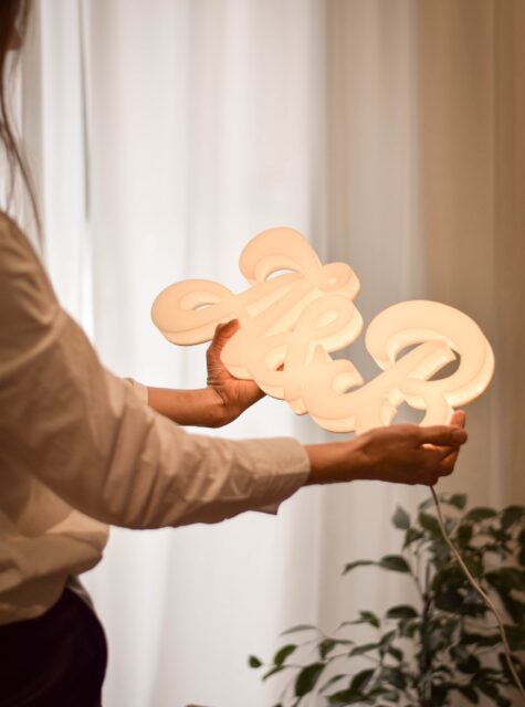 PEDESET GODINA LJUBAVI... I JOŠ UVIJEK SJAJI! ✨❤️Ovu lampu jednostavno nismo mogli pustiti iz radionice bez da je zabilježimo. 🤍Usred božićnih narudžbi stigne i jedna koja nas je potpuno rastopila… Lampa s inicijalima za jednu zlatnu ljubavnu priču - 50 godina braka. Pedeset! 💕 Ne znam, baš me dirnulo. ❤️Ponekad ljubav znači male geste… a ponekad i lampu koja je tu da vas podsjeća da je svaki dan nova prilika da iznova birate jedno drugo…. I malo svjetla koje sjaji samo zbog vas! A mi smo presretni što je baš jedna Perla dio njihove velike ljubavne priče. 💡 Nadamo se da će im obasjati i čuvati sve trenutke koji su ih doveli do danas… i one koji tek slijede. ❤️✨#perla #personaliziranalampa #lampasinicijalima #poklonza50godinabraka #idejazapoklon #poklonzagodišnjicu #poklonzaparove #tvojasvjetlosnapriča