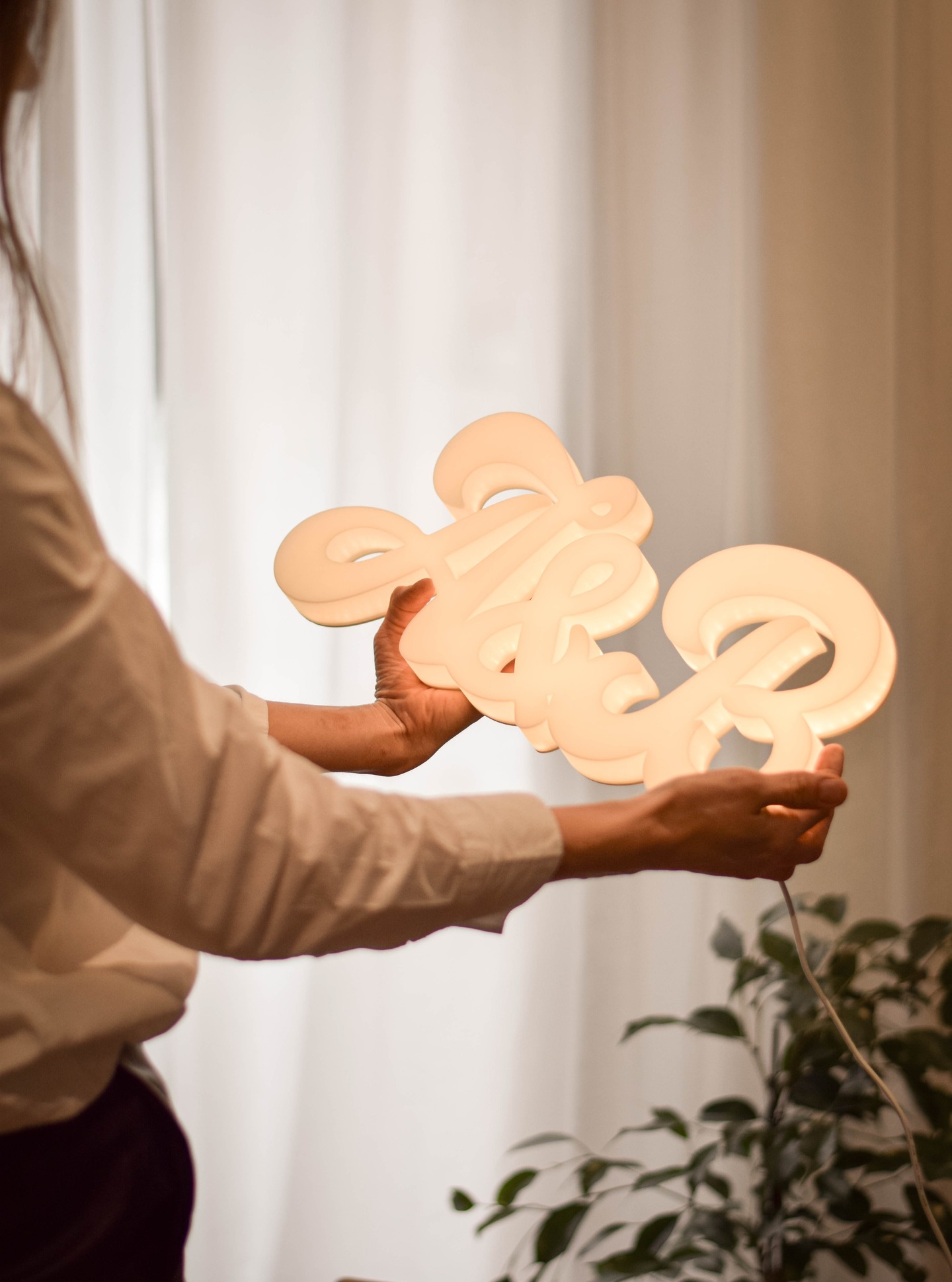 PEDESET GODINA LJUBAVI... I JOŠ UVIJEK SJAJI! ✨❤️

Ovu lampu jednostavno nismo mogli pustiti iz radionice bez da je zabilježimo. 🤍

Usred božićnih narudžbi stigne i jedna koja nas je potpuno rastopila… Lampa s inicijalima za jednu zlatnu ljubavnu priču - 50 godina braka. Pedeset! 💕 Ne znam, baš me dirnulo. ❤️

Ponekad ljubav znači male geste… a ponekad i lampu koja je tu da vas podsjeća da je svaki dan nova prilika da iznova birate jedno drugo…. I malo svjetla koje sjaji samo zbog vas! A mi smo presretni što je baš jedna Perla dio njihove velike ljubavne priče. 💡 Nadamo se da će im obasjati i čuvati sve trenutke koji su ih doveli do danas… i one koji tek slijede. ❤️✨

#perla #personaliziranalampa #lampasinicijalima #poklonza50godinabraka #idejazapoklon #poklonzagodišnjicu #poklonzaparove #tvojasvjetlosnapriča