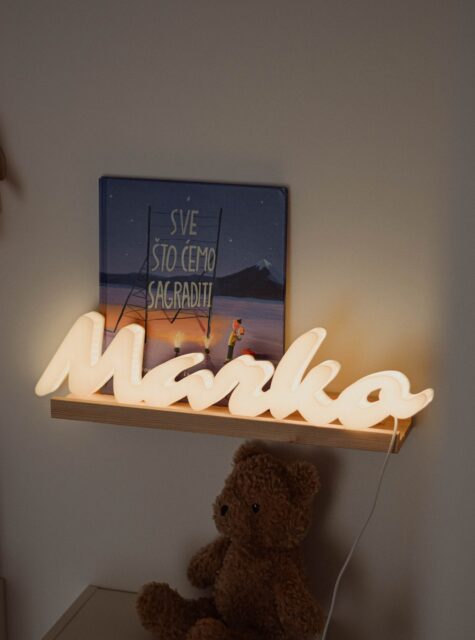 Nekad je dovoljan samo drugačiji font da ime zasja potpuno novim sjajem. ✨ Markova lampica dokazala je ono što već znamo - uljepšat će i sobu, i blagdane, i srce. Sa našom personaliziranom lampom jednostavno ne možete pogriješiti ovog Božića. 🎁💛Zapravo… pogriješiti možeš samo ako ju ne naručiš na vrijeme. 😉🎁 Stoga ne čekaj, uzmi si jednu čaroliju pod bor dok još stigneš! ✨🎄#perla #personaliziranalampa #lampasimenom #idejazapoklon #poklonzadijete #hrvatskiproizvod #unikatnipoklon #tvojasvjetlosnapriča