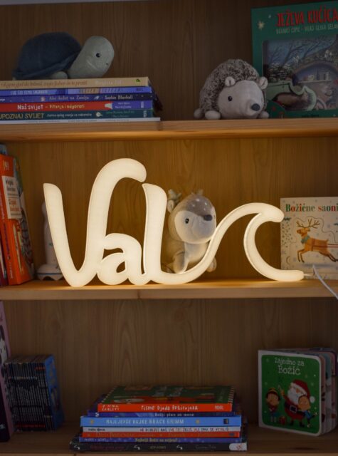 PRVI POKLON – I JOŠ SVIJETLI! ✨Za malenog Vala, koji je tek stigao na ovaj svijet, stvorili smo lampu koja je svoju prvu čaroliju donijela već u bolničku sobu i izmamila nezaboravni osmijeh njegovoj mami. 💕✨Kao i sve naše lampe, i ova je stvarana u potpunosti prema željama obitelji, s mogućnošću podešavanja svjetla kako bi pratila svaku potrebu, svaki zagrljaj i svaki mirni trenutak s bebom... A osim što će donijeti toplu svjetlost u njihov dom, ova lampica svijetlit će godinama kao nježan podsjetnik Valu da je od prvog dana bio okružen ljubavlju. 🌙💕Ako i ti želiš iznenaditi neku mamu i bebu s lampom koja čini prve dane još čarobnijima, javi nam se i napravimo lampu koja svijetli ljubavlju od prvog dana! 💡💛(P.S. Ako primjetite da fotke nemaju baš veze sa opisom, fotke su naš “home studio” - znači, mi smo i neprofesionalni fotografi, i stilisti, i rasvjeta… a ponekad i modeli. 😏📸Zato se kao mala djeca radujemo se svakoj fotki koju nam pošaljete iz svog doma. 😊)