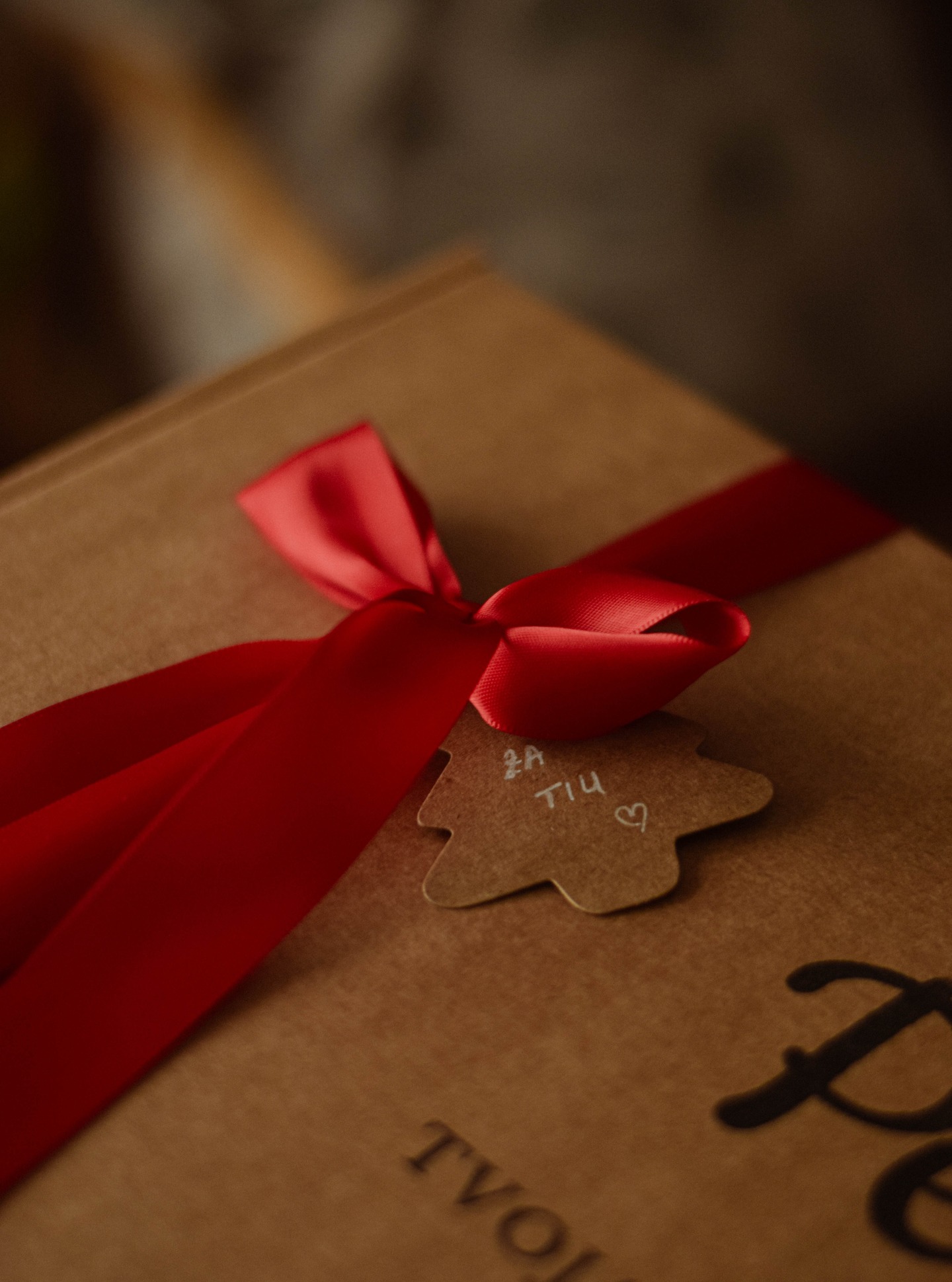 PERSONALIZIRANI BOŽIĆNI POKLON KOJI DJECA OBOŽAVAJU 🎁

Božić je vrijeme kada mali svijet postaje najveća čarolija…🎄✨
A upravo takvu čaroliju donosi i lampa s imenom - osobni znak da je ovaj poklon stvoren baš za jedno posebno dijete. 🤍

Djeca obožavaju naše lampe jer one ne sjaje samo svjetlom - one svijetle njihovim imenom, danima, snovima i osjećajem da su posebni. ✨ Danju su dio igre, mašte i učenja, a navečer tiho osvjetljavaju put do najljepših snova.🌙 Uz mogućnost prilagodbe jačine svjetla (ručno ili na daljinski), dijete stvara svoju vlastitu svjetlosnu priču - iz dana u noć. I tako dugi niz godina, ova malena lampa unosit će iskru čarolije u dječju svakodnevicu. ✨

Možete li samo zamisliti koliko će čarolije, topline i radosti ova naizgled jednostavna, a tako posebna lampa donijeti u Tijin svijet ovog Božića? 🎄

Ako i ti želiš upravo takav poklon za svoje dijete ovog Božića, sada je pravo vrijeme da nam se javiš. Čekamo te! ☺️

I za kraj, svaka lampa dolazi zapakirana u pažljivo osmišljeno božićno pakiranje, jer znamo da je prvi dojam dio čarolije. 🎁🤍

#perla #personaliziranalampa #lampasimenom #idejazapoklon #poklonzabožić #poklonzadijete #personaliziranipoklon #svjetlodjetinjstva #tvojasvjetlosnapriča