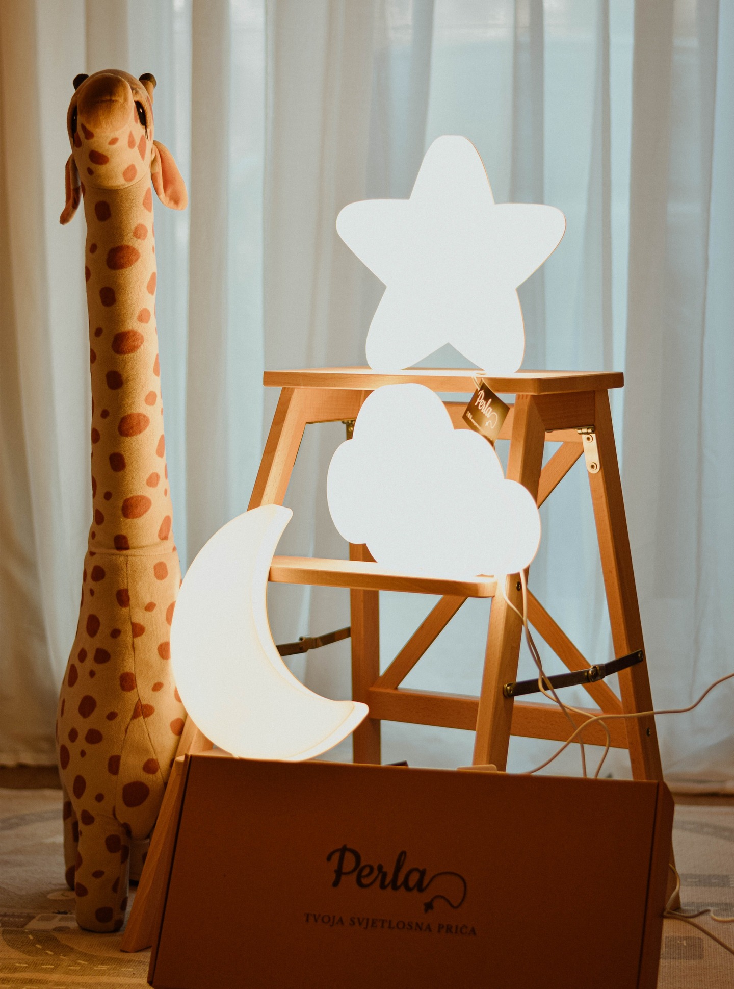 🎊🎉 PERLIN PREMIJERNI IZLAZAK NA POLICE! 🎊🎉

Dragi naši, znate već da svaka naša lampica nastaje tek kad kupac izgovori svoje želje (ili pošalje poruku u ponoć, nećemo imenovat 😄). 

Ali danas imamo nešto posebno! 🎊
Naime, divna vlasnica trgovine @e.m.babyroom , koja već godinama šije najslađe stvarčice za bebe, pozvala nas je da neke naše lampice uselimo u njezinu trgovinu u Zadru. I što ćemo - prihvatili! 😄 
Tako prvi put u povijesti Perle, neke od naših lampica moći ćete vidjeti, isprobati, i nadamo se, kupiti uživo, u predivnom Zadru. ❤️

@e.m.babyroom već godinama šije najnježnije stvarčice za bebe, pa smo odlučili naše lampice uskladiti sa njezinim stilom. 🥰 Zato vas u trgovinici od sutra čekaju: oblačić, zvjezdica i polumjesec - gotovi, preslatki i spremni za nove male (ili velike!) vlasnike. ☁️⭐️🌙

Ovi komadi su unikatni kao i sve PerLe, ali iznimno - nisu personalizirani. Takvi su kakvi jesu… što je zapravo idealno jer ih možete odmah zgrabiti i ponijeti sa sobom. 😉 

Ovo je možda mala stvar za Zadar, ali za Perlu – srce puno do vrha! 💖 Nadamo se samo da sezona neće pregaziti naše kapacitete.. 😅

Lampice će biti dostupne već sutra za razgledavanje (i nadamo se, brzinsko “to je to, uzimam!”) u Glagoljaškoj 6A u Zadru. Stoga drage Zadranke i Zadrani, navratite, razgledajte, opipajte, isprobajte i izaberite preslatke poklončiće za vaše male zvjezdice. I ne zaboravite nam javiti svoje dojmove! ✨💛 

A ovako na prvu, koja vam je najslađa - ☁️,⭐️ ili🌙?! 

#perla #personaliziranelampe #oblaklampa #zvijezdalampa #polumjeseclampa #unikatnipokloni #perlanapolicama #perlauzadru #tvojasvjetlosnapriča