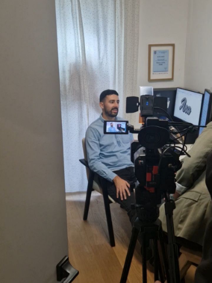 Ako se sjećate (mi sigurno nećemo zaboraviti! 🫣) prije točno dva tjedna proživljavali smo dramu zvanu: snimanje priloga za HRT! Ovdje je samo mali behind the scenes dok se mi bezuspješno trudimo izgledati kao da ovo radimo svaki dan.. 🤣 

A upravo smo saznali da prva (skraćena) verzija priloga ide VEČERAS u Regionalnom dnevniku HRT-a u 16:50 📺✨ 

Pa ako ste se ikada pitali kako izgleda profesionalno znojenje pred kamerama, ovo je prilika za vas. 😅  Javite nam tko je gledao - terapijska podrška bi dobrodošla. 🫣