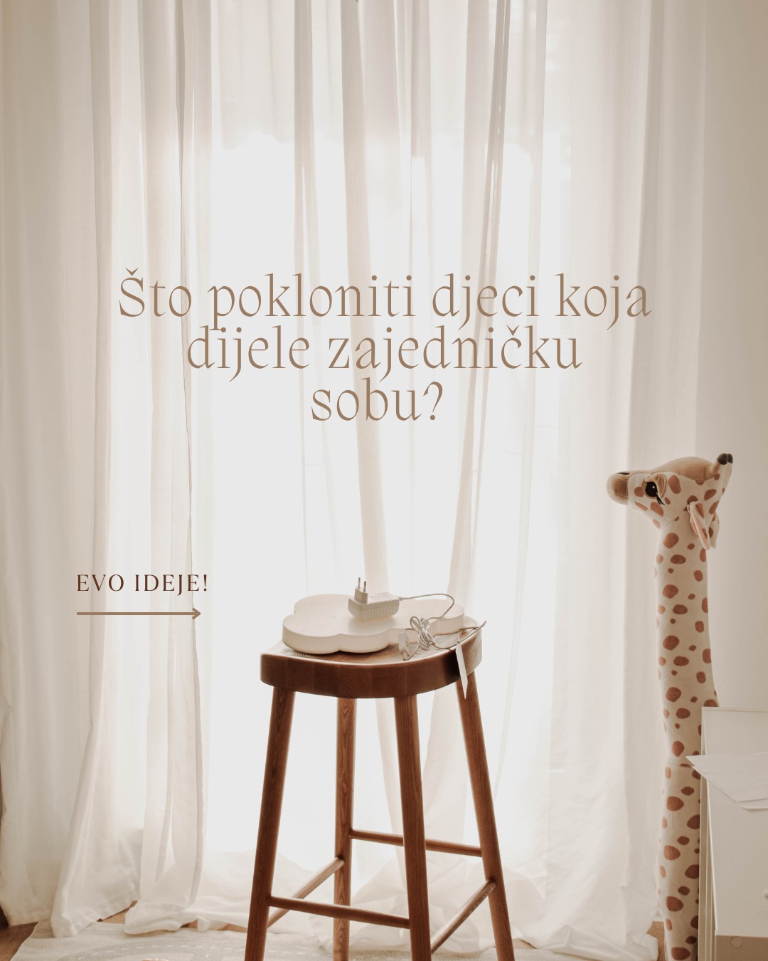 Dijeliti sobu sa bracom i ili sekom znači dijeliti puno više od prostora. Dijele se igračke, smijeh, male tajne, ponekad i svađe… ali i oni najljepši trenutci večernjeg šaputanja prije spavanja. 🥰
Jedna naša divna klijentica upravo je tako razmišljala kad je birala poklon za Marka i Niku - htjela je nešto što će ih povezati, a ne razdvajati.
I tako je iz naše radionice izronio ovaj poseban oblačić - da njihov zajednički kutak i njihove bratske priče kroz odrastanje učini još posebnijim. 💙💙
Ali ovo nije priča samo o oblačiću... Važno je reći 👉 ne mora biti oblačić. Može biti bilo što što znate da djeca vole - neka omiljena životinjica, zvijezda, balon, njihovi inicijali ili nešto „njihovo“… nešto što će im biti drago danas, ali i za nekoliko godina. Nešto što neće “prerasti” za par mjeseci, nego će (p)ostati dio njihove sobe i njihovog djetinjstva.✨
Ako si roditelj i uređuješ sobu za dvoje (ili više) mališana - što biste odabrali da poveže vašu djecu i uljepša njihove zajedničke trenutke djetinjstva?
Ili, ako tražiš poklon za dvoje djece - bi li odabrala zajednički poklon ili svakom svoje?
Lampa treba svakoj dječjoj sobi, a ti razmisli o tome što bi ti odabrala/odabrao za male cimere koji dijele sobicu… A ako se ne možeš odlučiti između zajedničkog ili svakom svoje - mi smo tu da svemu damo svjetlo! Mi se baš volimo nositi sa svim tim „problemima“.. 😄✨
#perla #personaliziranelampe #lampasimenom #oblaklampa #oblak #dječjasoba #poklonzadijete #idejazapoklon #personaliziranipoklon #tvojasvjetlosnapriča