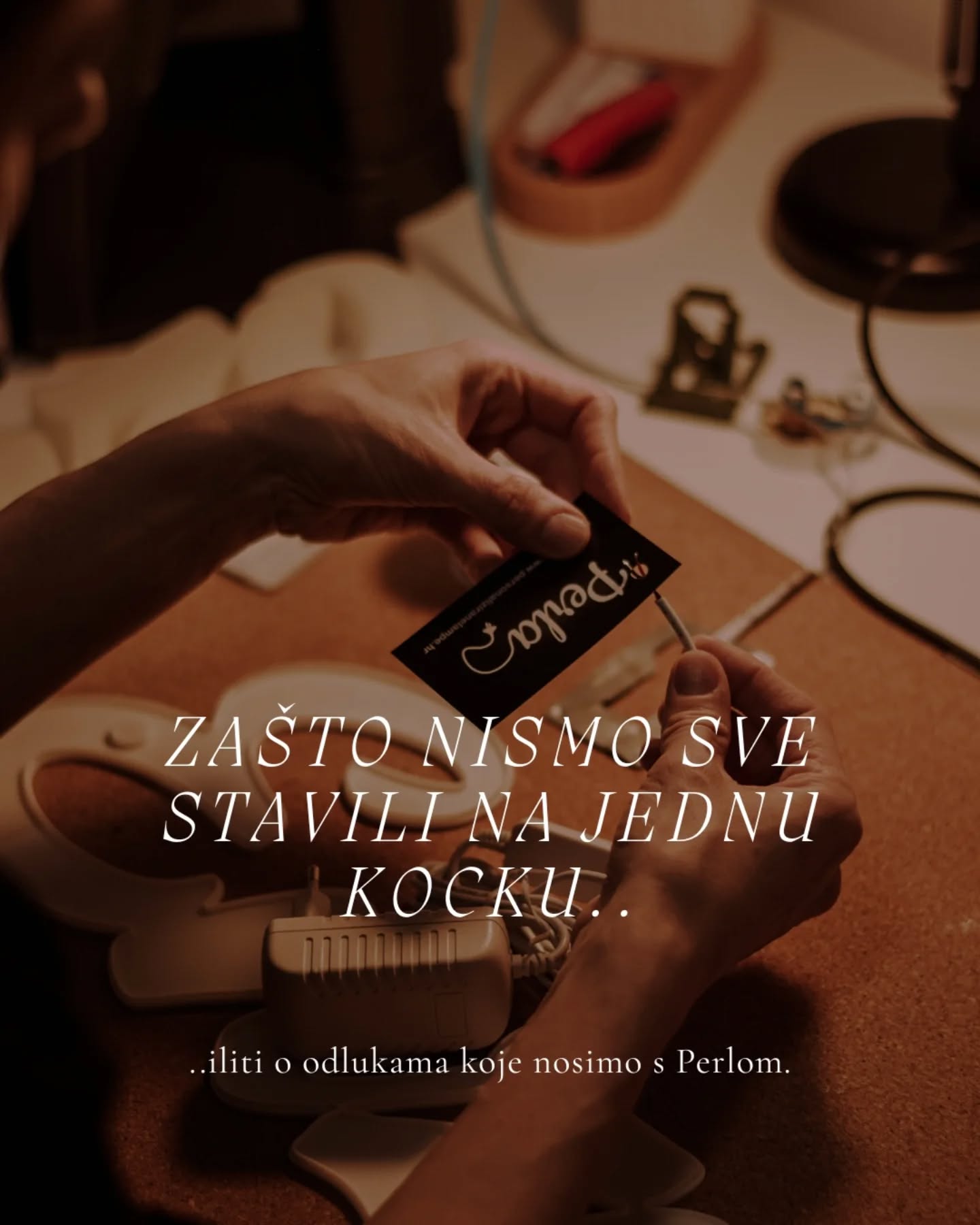 U posljednjoj objavi iz rubrike „o nama“ spomenula sam: “Neke odluke koje su nas dovele ovdje bile su hrabre, sigurno nekome i lude. A neke još uvijek nosimo s Perlom… ali o njima ćemo neki drugi put.”
E, ovo je taj „drugi put".
Kroz vaše poruke i reakcije, shvatili smo da vas, osim onoga što stvaramo rukama, zanima i što se događalo „iza kulisa“. Zato danas dijelimo djelić te priče s vama..
Perla nikada nije bila samo lampa... Iza Perle stoje odluke koje se nikada nisu vidjele izvana. Odluke koje su tražile hrabrost.. i povjerenje - jedno u drugo i u sebe. Ovo je priča o tim odlukama.
Sada, sa malim odmakom, mogu reći nešto iskreno. Ne volim trčati pred rudo. Ne volim govoriti da je nešto hrabro dok sam još usred toga i ne znam kako će završiti. Hrabrost za mene ima smisla tek kad ju osjetim - kad vidim što je donijela, a ne dok još nosi težinu neizvjesnosti. A donijela je puno toga…
A kroz sve te odluke, vaša podrška bila je jednako tiha, ali stalna i iskrena, baš onda kad je najviše trebala. Takva da nikada još nismo požalili niti jednu odluku koju smo donijeli.
I iskreno vjerujemo da ni nećemo. ❤️