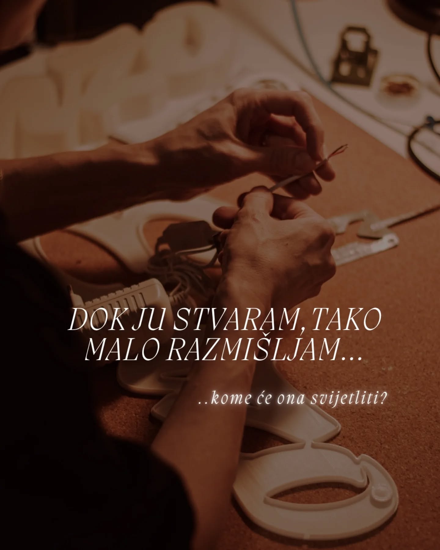 Dok radim lampu, često se pitam… 👉 kome će ona svijetliti? 💡
Ako te zanima gdje ide ova, skrolaj do kraja – možda se iznenadiš kao što smo i mi kad smo vidjeli narudžbu. ✨️
A dok ne stigne na odredište, što misliš kome će biti draža – Enzu ili mami? 😉
Jesi li ti već stavila/stavio Perlu na popis poklona za svoju bebu, trogodišnjaka, školarca ili pak neku posebnu lampu za tebi dragu odraslu osobu? Vjerujem da jesi jer – zato i jesi tu, zar ne?
I hvala ti na tome. ❤️