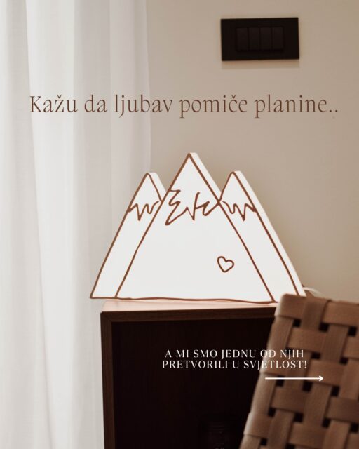 Naviknuli smo da za svoje mladence najčešće birate lampe s inicijalima - klasika koja uvijek raznježi. 💞 Ali ova narudžba nas je baš onako, iskreno, ugodno iznenadila. Jedna klijentica poželjela je nešto drugačije kao dio poklona za svoje mladence, nešto njihovo i nešto što će im svijetliti još dugo nakon svadbe. Tako je nastala još jedna - planina. ✨Osim predivne posvete na pozadini koja će svijetliti kao tihi podsjetnik na ljubav, dodali smo i naše slatke detalje - čestitku koja će poslužiti za ubaciti novac (jer svi znamo da čestitke za svadbu najčešće završavaju na popisu zadnjih minuta 🫣) i privjeske s njihovim inicijalima koji će, vjerujem, sjajiti na ključevima novog doma naših mladenaca. ☺️ Sve skupa upakirali smo u još jednu Perla ljubavnu priču tako da našoj klijentici ostane samo jedno – zasjajiti na svadbi i slaviti ljubav sa svojim mladencima. 💞Za ovu planinu odabrani su nježni bež tonovi detalja… topli, smireni i bezvremenski. A mi već zamišljamo kako bi izgledala u smeđoj, nekoj šumsko zelenoj ili možda nježnoj pastelno zelenoj boji..?! Piši nam što ti misliš, koja boja bi još pristajala našoj planini?