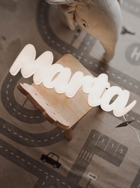 Svaka nova bebica donosi novo svjetlo, novu priču i jedan poseban početak..✨Ovo je tek prvi, nježni sjaj Martine (svjetlosne) priče - lampica koja će rasti zajedno s njom i čuvati i osvjetljavati sve one male, najnježnije - ali za nju najvažnije, svakodnevne obiteljske trenutke kao najdragocjenije uspomene. Jer oni to uistinu i jesu, zar ne? 🤍