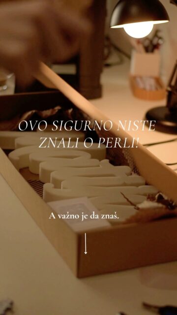 Ti možda vidiš „samo“ lampu. Ali mi uvijek vidimo i sve ono oko nje.. Način na koji je zapakirana.Od koga dolazi.I kakav trag ostavlja iza sebe.Svi znate koliko pazimo na detalje.. A obzirom da mi struka ne dopušta drugačije (niti želimo drugačije) – i u tome segmentu pakiranja koristimo samo ono najbolje za okoliš. Jer đabe sve "šljokice" na ambalaži ako sami sebi režemo granu na kojoj sjedimo, zar ne?Ali ima još nešto što do sada nikada nismo spomenuli, a nama je jednako važno… Svu ambalažu nabavljamo u Hrvatskoj! 🏡Pa idemo redom: 📦Sve custom made biorazgradive kutije nam radi jedna dugogodišnja obiteljska tvrtka iz Našica (@breza.nasice )♻️Zaštitni papir nam dolazi iz Pule od @kasheta.pack 🔖Kartice koje ne radimo sami radi nam  @printstudioosijek ✂️Naljepnice s našim logom radi nam jedan mali obiteljski obrt iz Gradišta. 🎀A ukrasne trake također stižu iz Osijeka, od @dobar.partner .I vidiš, ako si mislo/la da kupuješ "samo" lampu... ne, ne... kupuješ cijelu jednu malu logističku operaciju po Hrvatskoj. 😄 I to nas čini ponosnima!✨Jer znamo da možemo nabavljati jeftinije, ali jednako tako znamo (a važno je da i ti znaš!) da kad podržavamo domaću proizvodnju, veći dio novca ostaje u Hrvatskoj – i ide na plaće radnika, dobavljače, poreze i nova ulaganja… A kad kupiš uvozni proizvod – veći dio novca odlazi iz zemlje. Tako da kupovati jeftinije, za nas nije nužno i bolje. Neću pitati jesi li znao/la ovo jer znam da nisi (moj grijeh!), ali pitam te - koliko je tebi bitno da proizvod koji kupuješ podržava domaće? Zanima nas tvoje mišljenje, piši nam! ⬇️