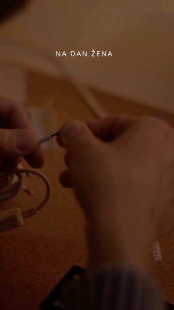 Nerijetko me pitaju kako ja, kao žena, radim lampe!? Ja se uvijek malo nasmijem na to… jer ako vam kažem da sam sam na početku svog poslovnog puta vodila odjel za gospodarenje otpadom u jednoj tvrtki… 😄 I da sam u jednom trenutku imala 50 muškaraca u svom timu…Pa kad to preživiš, lampe danas dođu kao meditacija (skoro). 😅Šalu na stranu, vjerujem da većina ovdje zna da je ideja o Perli nastala iz naše roditeljske priče tj. potrebe, i to baš u „nezgodnom“ trenutku - kad smo trebali dobiti našu prvu bebu. Tako da sam ja u to vrijeme bila uglavnom – s bebom. Matej je bio taj koji je razmišljao, raščlanjivao, crtao, mjerio i razvijao ideju za lampu… Ja sam živjela u ritmu uspavljivanja i pelena… a on u ritmu nacrta i prototipa. I tako je išlo jedno vrijeme.. Perla nije nastala preko noći, nego je rasla paralelno s našim životom - u noćima s bebom, razgovorima za malim kuhinjskim stolom, u satima i satima učenja, crtanja, testiranja, pokušaja, pogrešaka i opet pokušaja… S vremenom sam i ja ušla duboko u sve. Danas radim gotovo sve - osim dizajna. Ne zato što ne znam… nego zato što dan ima samo 24 sata. 😅 Ja radim sve osim crtanja, a on nosi dizajn koji je temelj svega. Ali zapravo, mi nikad nismo ni pokušavali imati savršenu podjelu posla. Imamo nešto puno važnije - POVJERENJE. To da zajedno nosimo posao - svatko sa svojim snagama i talentima, svatko sa svojim ritmom.I možda je baš to najljepši dio…Jer kad žena i muškarac zajedno grade nešto svoje… to više nikad nije samo posao. To je dio života... I danas razmišljam da žene baš tako i grade stvari. Ne kad je sve savršeno posloženo… nego usred života, između svega ostalog. One grade između uspavljivanja, kuhanja, poruka, brige i života. I možda baš zato ono što žene stvaraju često ima neku posebnu toplinu. ✨Sretan Dan žena svim ženama koje grade svoje snove - čak i kad za njih imaju samo malo vremena između svega ostalog. ❤️Ako si i ti ta - ili poznaješ ženu koja uz sve ostalo pokušava graditi i nešto svoje - javi se ili je tagiraj u komentarima.Mislim da sve zaslužujemo malo podrške danas. 💛