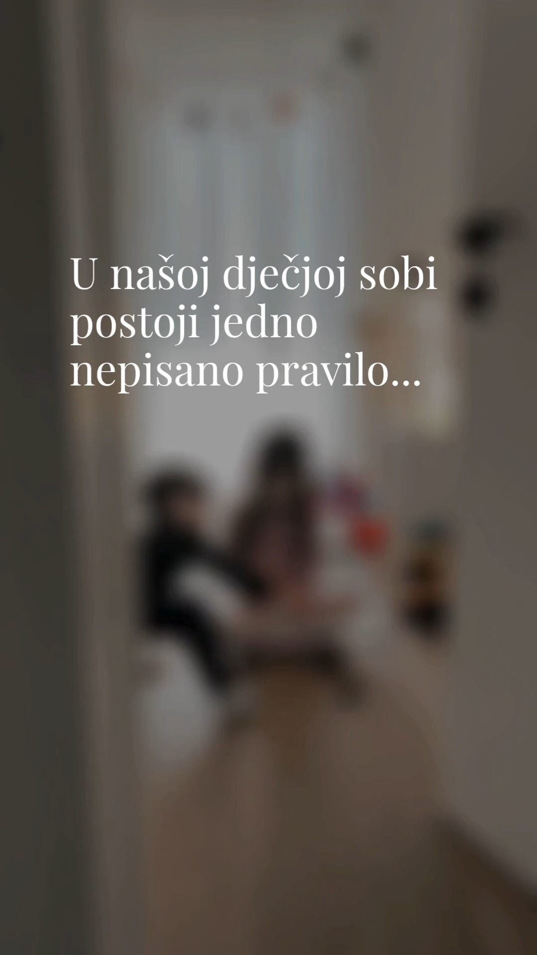 Nedjelja prijepodne kod nas izgleda otprilike ovako… Matej u radioni servisira strojeve za novi radni tjedan, ja u kuhinji,… a iz dječje sobe dopire ono najljepše - smijeh i igra.
Zavirila sam unutra i zatekla prizor koji me svaki put iznova raznježi… igra traje, igračke posvuda, a lampa svijetli. ✨ Jučer je u glavnoj ulozi bila naša žirafa lampa 🦒 (nova je u sobici pa je trenutno favorit), ali i dalje najčešće svijetli ona s imenom.
I tako je od njihovog rođenja. U našoj dječjoj sobi barem jedna lampa svijetli od jutra do sutra. ☺️
Ali ono što me najviše veseli je nešto drugo… više nisam ja ta koja pali lampu. Oni su ti koji ju sami upale. 🥰
Od njihovog rođenja ona je bila uz nas. Noću kad se budimo, danju kad se igramo, i u onim tihim trenutcima prije spavanja. Bez iznimke.
I ta mala rutina je jednostavno ostala s nama. Zapravo, čini mi se da i oni već osjećaju da je sve nekako ljepše kad negdje kraj njih svijetli malo svjetlo. ✨ Da igra traje duže, priče pred spavanje su nam svima još draže, a soba odmah dobije onu neku posebnu, mirnu atmosferu u kojoj svi uživamo. A ja… ja samo stojim na vratima i gledam kako uz to svjetlo sretno rastu. 💛
I baš me zanima, imaju li i vaši mališani neku lampicu koja stalno svijetli uz njih?✨Ako je još i s njihovim imenom, iskustvo kaže da brzo postane najdraža u sobi. Samo nisam sigurna kome više - djetetu ili roditeljima. ☺️
Kakvo je tvoje iskustvo? Piši nam! 💡
