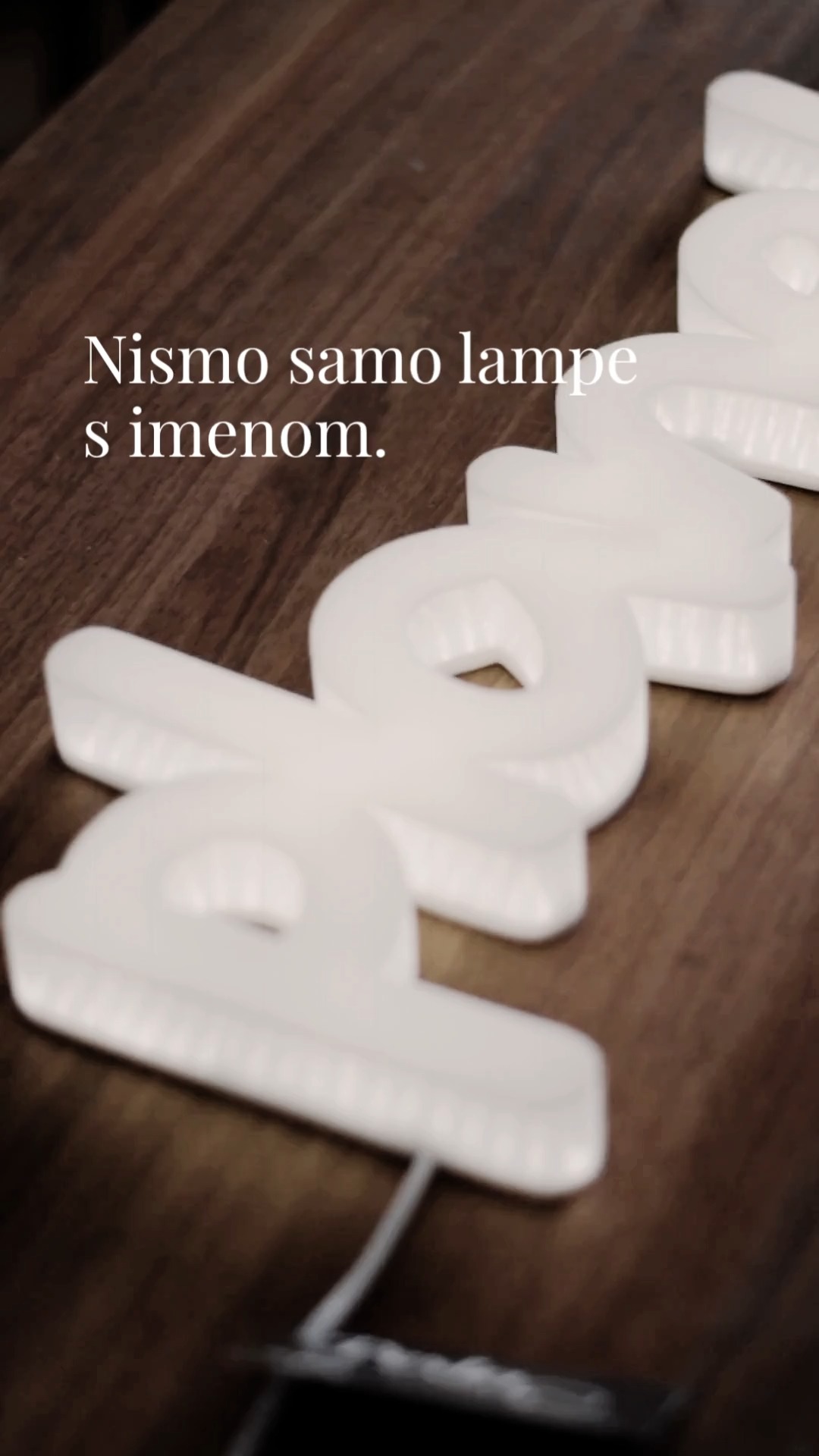 Personalizirana lampa ne mora biti samo s imenom... Sve češće radimo i lampe s logotipom - za prostore koji žele imati svoj poseban štih ili za nekoga tko gradi svoju priču. ✨
Lampama s logotipom pristupamo s posebnom pažnjom i tu prilagođavamo sve do posljednjeg detalja odnosno sjaja! ☺️ Dogovaramo izgled, dužinu potrebnog kabela, na koju stranu će ići izlaz kabela, preko razmaka među slovima do ukupne dužine lampe... Na kraju, vrstu svjetla i način upravljanja, kako bi sve savršeno odgovaralo prostoru i potrebama.
Ova je izrađena za @planet_prica i njihov studio za rad s djecom, na što smo posebno ponosni. ✨
Osim što uljepša prostor, ovakva lampa često postane i poseban poklon za nekoga tko gradi svoju priču - za ured, studio, mali biznis…
👉 Bi li ti ovo prije odabralo/la za sebe ili za poklon? I spremi si ovu objavu za poseban poslovni poklon ili pošalji nekome tko baš uređuje ured ili studio.
#perla #personaliziranalampa #lampaslogotipom #poslovnipoklon #idejazapoklon #personaliziranipoklon