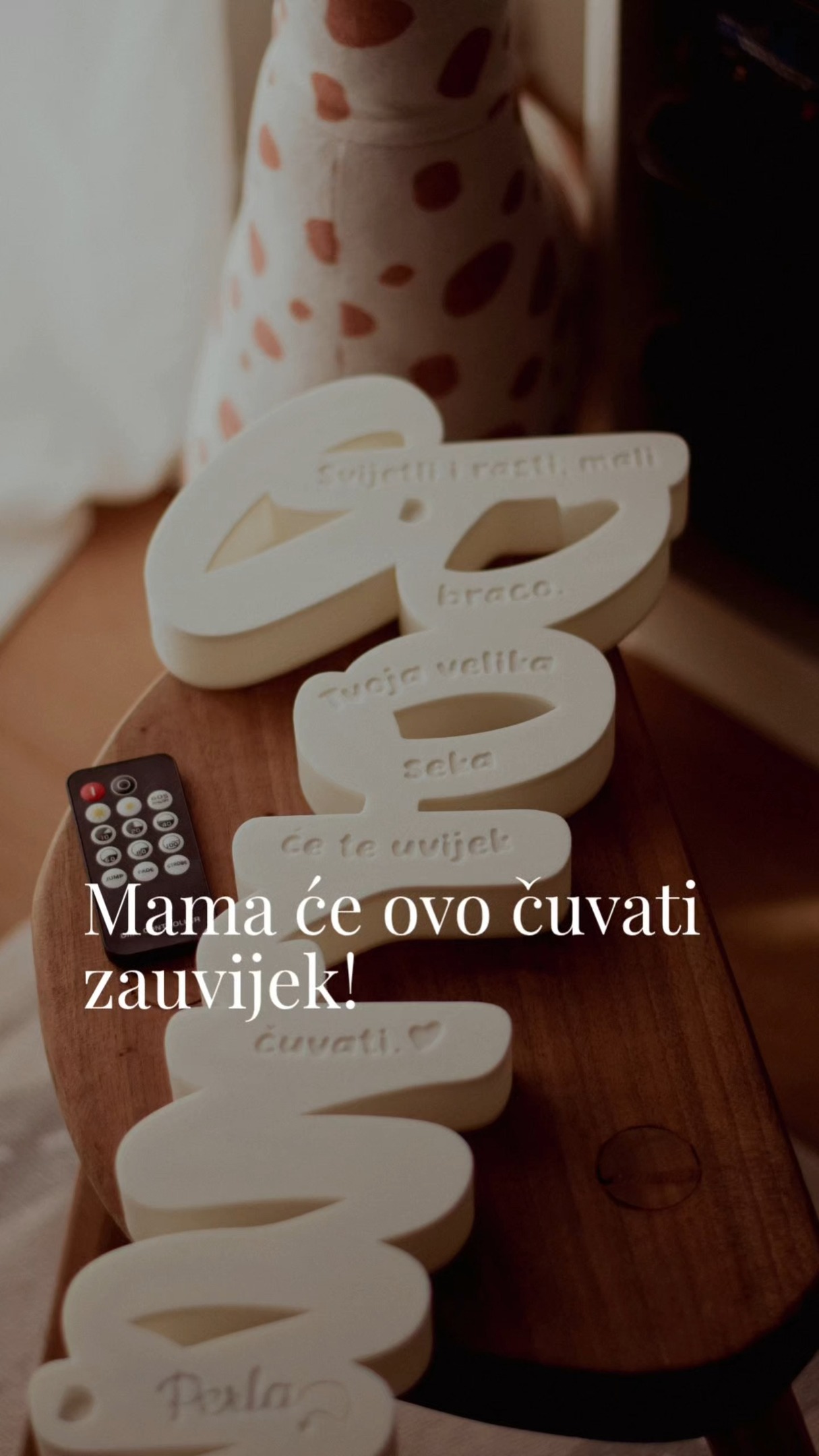 Kada u obitelj stigne mali braco, nastaju neke od najnježnijih uspomena... Ovo je jedna od onih uspomena koje mama čuva zauvijek. ❤️
#perla #personaliziranelampe #lampasimenom #personaliziranipoklon #poklonzarođenje #poklonzabebu #poklonzabebuimamu