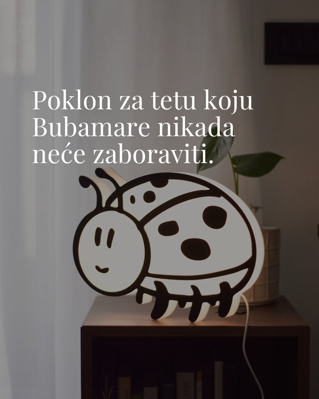 Dok smo dogovarali i stvarali ovu lampu… smijali smo se! Roditelji su nas stvarno nasmijali svojim idejama za posvetu i načinom na koji su je zamislili. 

Ali bome, dok pišem ovu objavu, knedla mi se stišće u grlu. 🥹

Ovo nije samo jedna simpatična lampa… 
Ovo je jedna teta koja je tu bila svaki dan. Za igru, za smijeh, za utjehu, za zagrljaj... 
I jedna mala skupina predškolaca – Bubamare koje su je morale pustiti prije vremena jer teta uskoro upoznaje svoju bebu. ❤

Roditelji su htjeli nešto drugačije… Poklon koji će koristiti i uspomenu koja će ostati - za nju i njenu bebu. I ova lampa je njihov način da joj kažu HVALA. I da jedan dio tog posebnog vremena zadrže zauvijek. ✨

A posveta… interna fora tete i roditelja (ako vam kažem da je u igri bilo „Ti da bu di bu da“, shvatit ćete i sami da je ova konačna zapravo odlična!) 😂
„Jača sam nego ikad, osjećam snagu ljubavi…“ Pomalo šaljiva, ali puna emocije. I upravo zato savršeno opisuje ovaj trenutak - kraj jednog poglavlja i početak nečeg novog. 

Kad je teta vidjela lampu... plakala je. I upravo zbog takvih trenutaka najviše volimo ovo što radimo! Jer svaka lampa koju izradimo je puno više od same lampe... dio je nečije priče koja ostaje dugo nakon što se svjetlo ugasi... 🥹❤

Što ti kažeš na ovu ideju za tetu? 👇