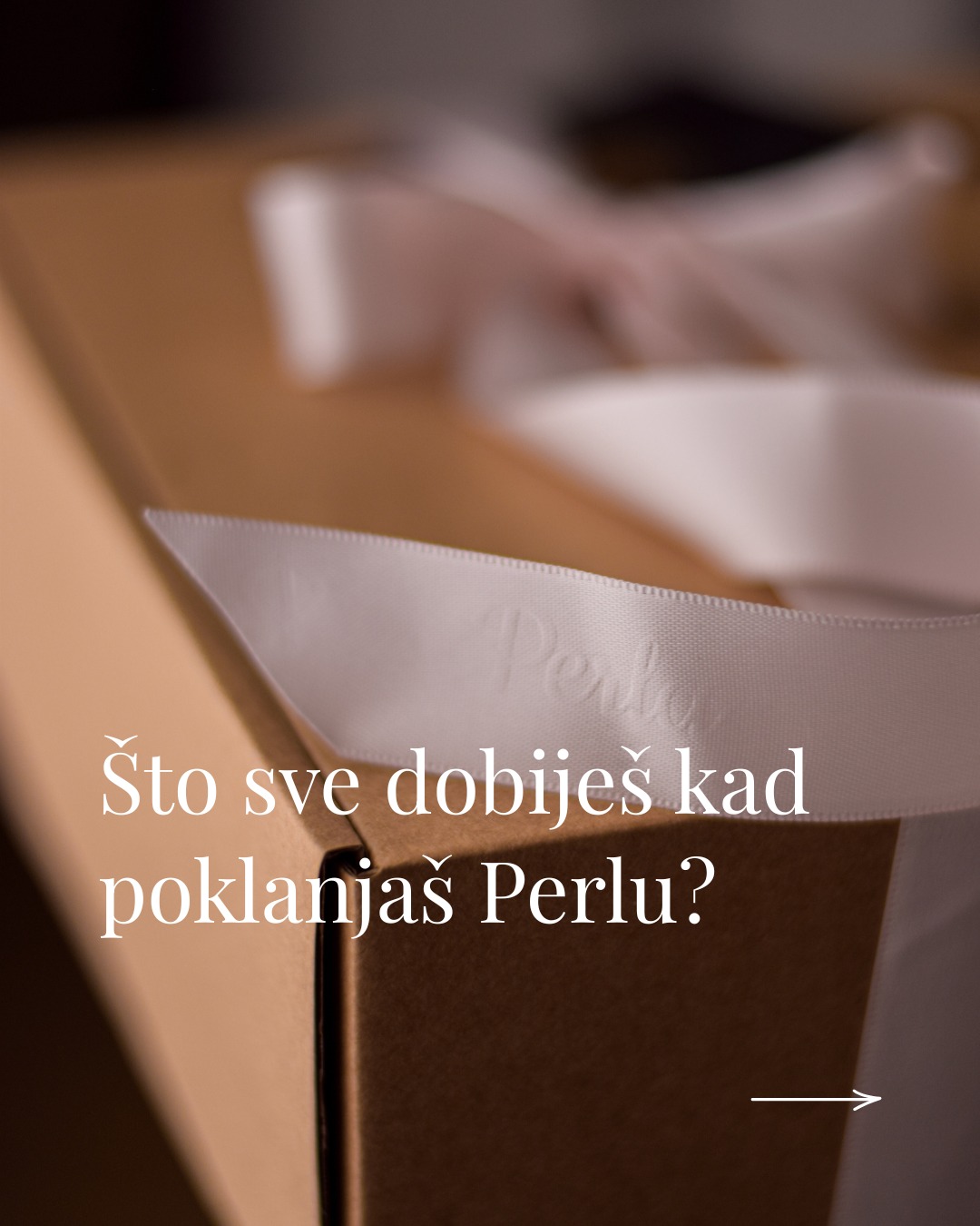 Većina poklona za za bebu bude lijepa u tome trenutku - i onda se zaboravi.
Ovaj ostaje i svijetli godinama. ✨

Svaka Perla nastaje kao mali, ali jako osobni poklon. Baš svaki detalj je prilagođen osobi kojoj poklanjaš - od lampe, posvete, privjesaka, čestitke i malih dodataka koji čine veliku razliku. 
Sve je složeno tako da poklanjanje bude lako, a dojam nezaboravan. 🎁

Zamisli taj osmijeh mame kada vidi TVOJA SVJETLOSNA PRIČA na kutiji - i shvati da je to nešto uistinu posebno i stvoreno baš za njenu bebu! 💫
Ako želiš nekome priuštiti upravo takav trenutak - tu smo za tebe. 🎁

Jesi li već stavila Perlu na popis poklona za bebu i djecu? 🤍