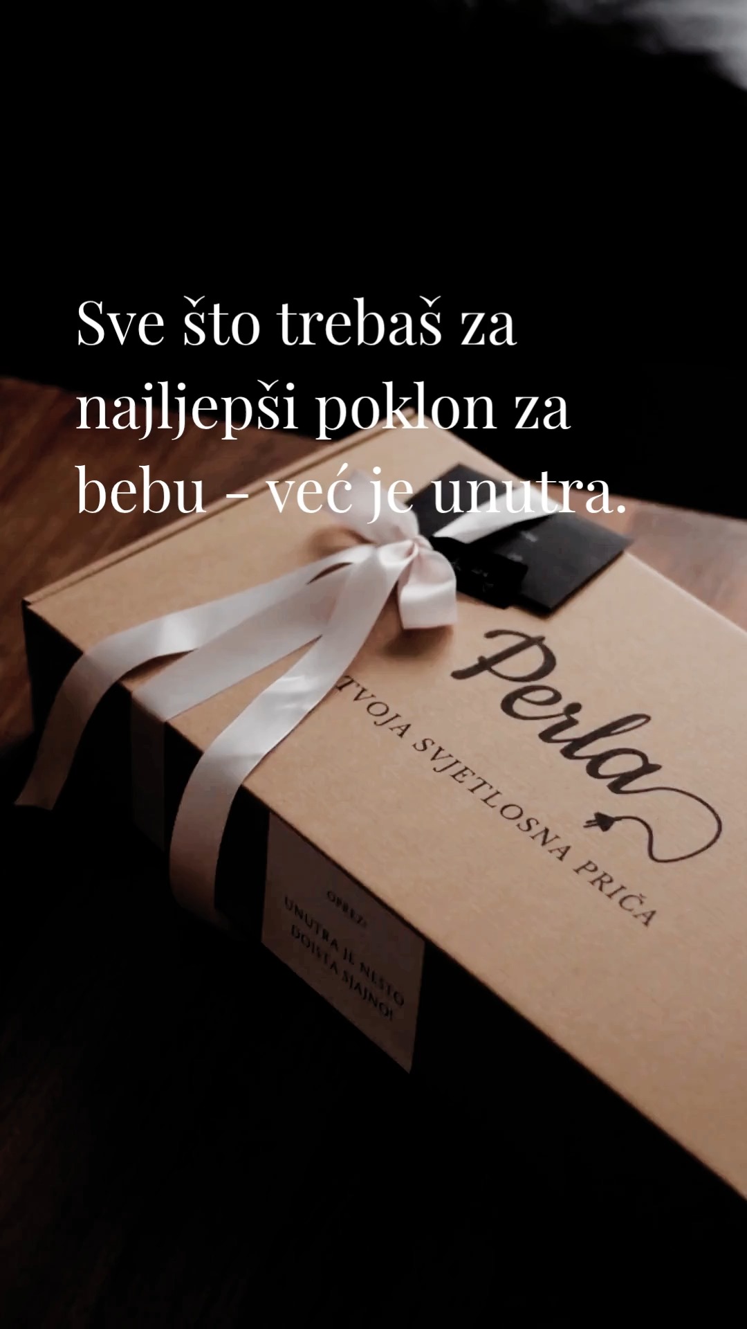 Ovako izgleda naš poklon za jednu tek rođenu bebu. 🎁 Poklon koji ne moraš dodatno slagati, tražiti čestitku ili razmišljati kako ćeš ga zapakirati..

Mi smo se potrudili riješiti te tih "muka".. Sve je već pripremljeno - od nježne, predivne i sigurno zapakirane lampe koju si s posebnom pažnjom odabrala samo za nju, do pažljivo osmišljene čestitke, boje mašne, i sitnih detalja koji čine razliku. Sve ti dođe zapakirano tako da već na prvi pogled daje do znanja da donosiš nešto uistinu posebno. ✨

Ti samo odabereš lampu za koju znaš da će se najviše svidjeti mami (a kasnije i bebi) - i pokloniš. A osmijeh i oduševljenje koji izazove… to je onaj dio koji se ne može zapakirati. ❤️

#perla #personaliziranalampa #lampasimenom #poklonzabebu #poklonzabebuimamu #poklonzarođenje #poklonzakrštenje #personaliziranipoklon #tvojasvjetlosnapriča