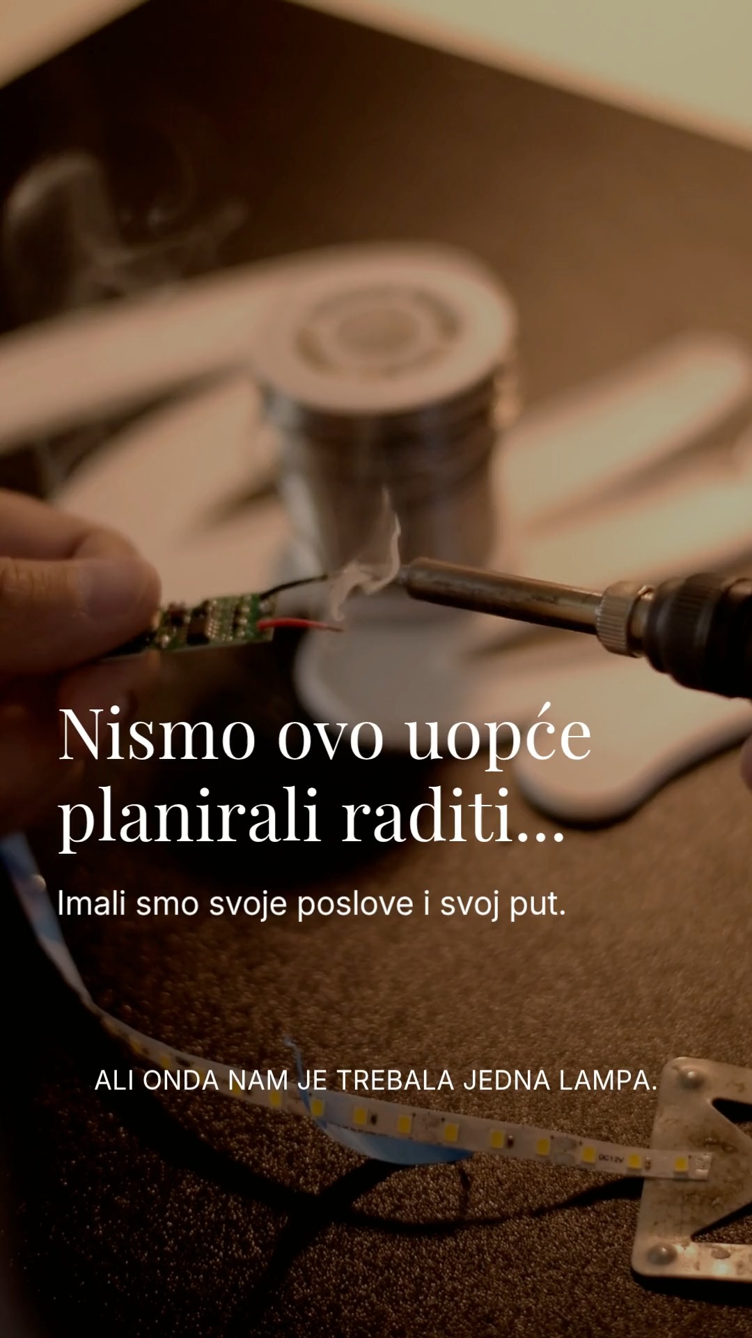 Ovo je jedna od čak 76 Google recenzija koje smo dobili u godinu i pol od kada imamo web! 
Ovu je podijelila Dejana, koja je lampu s imenom poklonila kumi povodom rođenja bebe.­­❤️ I još puno njih koje su stizale i stižu kroz poruke, preporuke i na razne druge načine - upravo su one bile naš najveći poticaj da ustrajemo.. 

Jer iskreno - mi uopće nismo planirali ovo raditi. Oboje smo imali svoje poslove, beba na putu… i nije nam bilo ni u peti raditi lampe. 😅 Ali kad ne možeš pronaći to što tražiš – onda stvoriš! 

I ta prva koju smo napravili za sebe iz potrebe, bila je dovoljna da shvatimo koliko je dobro to što smo stvorili! Danas istinski uživamo u procesu izrade svake lampe, a vaše reakcije su nam najveća potvrda da smo na dobrom putu. ✨

A ako i ti tražiš poklon za bebu koji će oduševiti mamu i svijetliti kao uspomena godinama – uvjeri se i ti kao Dejana.💡