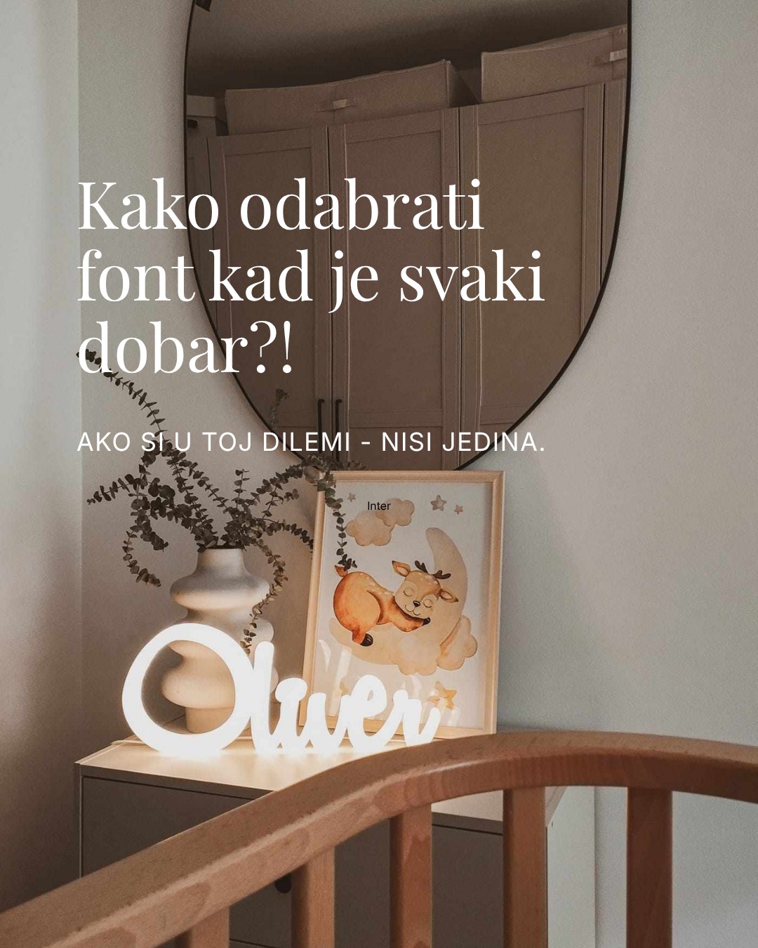 Puno puta javite nam se upravo s ovom dilemom i skroz razumijemo jer i sami smo puno puta prolazili kroz isto...
Znaš da ovo nije samo lampa koju uzmeš s police, nego nešto što odražava i tebe i tvoju pažnju koji si uložila da odabereš onu pravu.
I onda što više gledaš, to je teže odlučiti!
Jer ne biraš samo font – biraš kako će to izgledati godinama.
Mi smo se potrudili da lampa uvijek bude decentna i uklapa se baš svugdje, no naravno, i odabir fonta ima važnu ulogu.
Zato kada sam se netko javi s ovim „poblemčićem“, nikada nismo rekli: „To prepuštamo vama, sami odaberite najljepši“. Ne, dapače, volimo kad nam se javite jer to je prilika i da saznamo više o priči koja stoji iza svake lampe.
I uvijek rado ulazimo u taj proces zajedno.
Gledamo ime i duljinu imena. Zatim ima li ime neko slovo koje traži malo više „pažnje“, želiš li pisana ili tiskana slova.. I ono najvažnije - kakav osjećaj želiš da ta lampa nosi. I na kraju se uvijek izdvoji taj jedan koji jednostavno „sjedne“.
Prošlog tjedna radili smo još jednog Olivera i baš smo pomislili kako je za to ime najteže odabrati font jer koji god da smo radili – svaki je bio pravi.
Možda zato što savršen font ne postoji.
Ali postoji onaj koji je baš za tebe. 🤍
Zato, ako si trenutno u toj dilemi –- tu smo. ❤