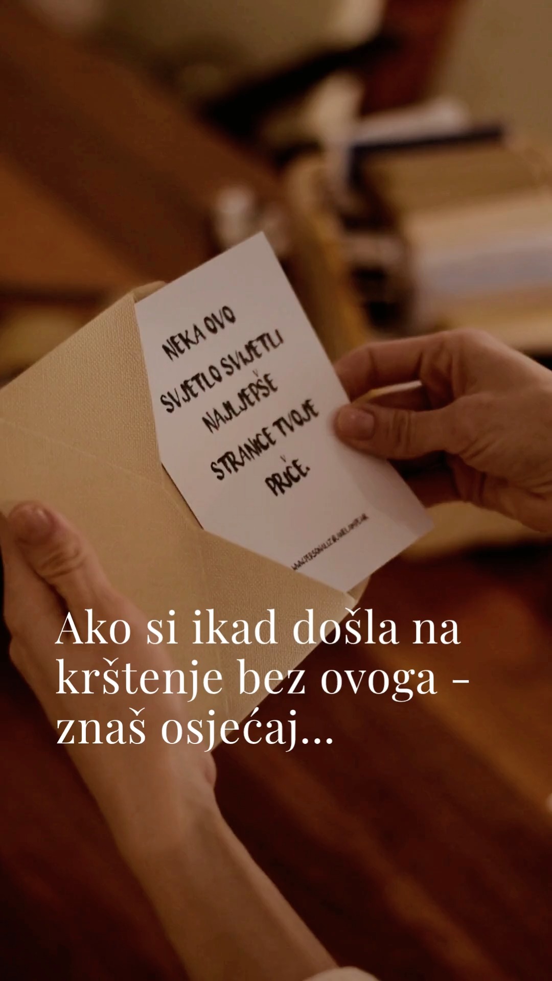 Koliko puta si imala savršen poklon za bebu… I onda čestitka…. 🙈
Naravno da ju nemaš.

A kad ju imaš, sjedneš, uzmeš kemijsku i mozak…prazno. 🙈 Jer „sve najbolje“ nekako ne ide uz ovakav poklon.

Znam, bila sam tamo. 😅

Zato smo mi ubacili i taj mali dio u cijelu priču. 🤍
Uz svaku lampu dolazi i čestitka - da ne moraš u zadnji tren googlati „što napisati za krštenje” ili „lijepa poruka za bebu i roditelje”. 🙃 Ili barem da ne moraš trčati po nju 5 minuta prije nego ideš na krštenje. 😄

Jer realno… poklon lako kupiš, ali riječi… to malo teže. 🤷‍♀️

Ako si već kupila našu lampu - je li ti čestitka poslužila? Ili si bila "wow, ovo je prelijepo ovako, neću ništa pisati!" 😅❤
A ako tek razmišljaš… bi li ti ovaj mali detalj olakšao cijelu priču oko poklona? Piši nam, jako nas zanima koliko ti ovaj  mali detalj znači.