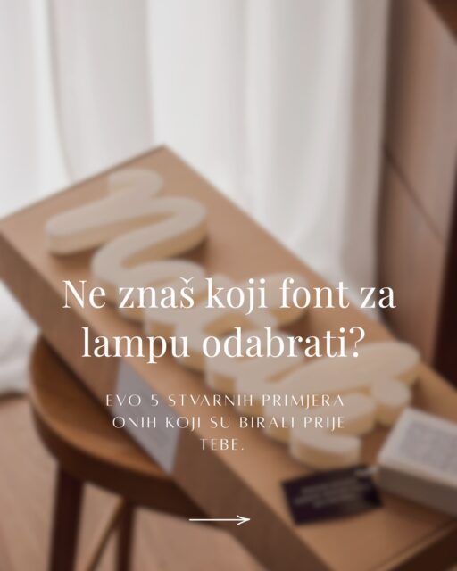 Ako ti se čini da su sve lampe fotkane na istom mjestu… dobro ti se čini. 😄U nekom paralelnom svemiru ja sam profesionalni fotograf, imam savršeni kutak za fotkanje, produžni kabel uvijek pri ruci i vremena da svaku lampu posložim kao za katalog.A u ovom stvarnom… 🙈Lampa je gotova, kupac nestrpljivo čeka, i ja dajem sve od sebe da se svakom javim prije slanja s nekom fotkicom lampe - jer i sama bi ju voljela vidjeti što prije. Iako realno… niti jedna fotka lampe ne može prenijeti ono što lampa jest.I tako nastane kolekcija lampi…Na istom mjestu, u istoj pozi… I dugo su te fotke za mene bile samo „za story“ jer ono kao… nisu za feed. 🙃Ali znaš što?Baš te nesavršene fotke su najbliže onome kako lampa stvarno izgleda kad stigne kod tebe. 🤍Zato ih od sada redovno dijelim i ovdje jer možda ti baš one pomognu kad dođe ono pitanje: “Koji font odabrati?” ✨Nego, koja od ovih 5 lampi (fontova) ti je najljepša?