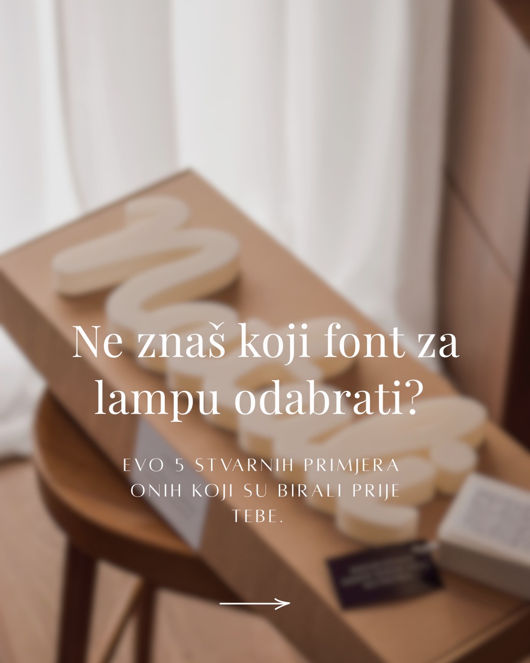 Ako ti se čini da su sve lampe fotkane na istom mjestu… dobro ti se čini. 😄
U nekom paralelnom svemiru ja sam profesionalni fotograf, imam savršeni kutak za fotkanje, produžni kabel uvijek pri ruci i vremena da svaku lampu posložim kao za katalog.
A u ovom stvarnom… 🙈
Lampa je gotova, kupac nestrpljivo čeka, i ja dajem sve od sebe da se svakom javim prije slanja s nekom fotkicom lampe - jer i sama bi ju voljela vidjeti što prije. Iako realno… niti jedna fotka lampe ne može prenijeti ono što lampa jest.
I tako nastane kolekcija lampi…
Na istom mjestu, u istoj pozi… I dugo su te fotke za mene bile samo „za story“ jer ono kao… nisu za feed. 🙃
Ali znaš što?
Baš te nesavršene fotke su najbliže onome kako lampa stvarno izgleda kad stigne kod tebe. 🤍
Zato ih od sada redovno dijelim i ovdje jer možda ti baš one pomognu kad dođe ono pitanje: “Koji font odabrati?” ✨
Nego, koja od ovih 5 lampi (fontova) ti je najljepša?