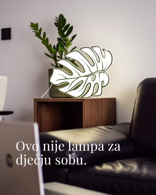 Ako si ju vidio/vidjela u prethodnoj objavi… sad je tu, u punom sjaju. 😊Monstera. ✨Lampa koja nam je dugo bila negdje u mislima… kao ideja da napravimo nešto što neće ići u dječju sobu. Nego u dnevni boravak - na policu ili zid koji traži detalj. 🌿U spavaću sobu - za one mirne večeri kad želiš prigušeno svjetlo i svoj mir. 🌿U ured - da razbije monotoniju i doda malo „života“ prostoru u kojem provodiš pola dana. 🌿Ili čak u poslovni prostor - jer prvi dojam često rade baš ovakvi detalji. 🌿I da…može biti i poklon. S tvojom posvetom. Možda baš za mamu za Majčin dan koji se bliži. 🌿 Iskreno, mislim da monsteru ne voli samo ona mama koja ju još nije dobila!😄Može na zid. Može na policu. Može lijevo ili desno - god prostoru više odgovara.Dimenzije su 40x28 cm - taman da se uklopi, ali da se primijeti.Za ovu smo odabrali hladno svjetlo, ali znaš već kako ide kod nas - ništa nije zadano. Možeš birati svjetlo, način upravljanja, možeš dodati posvetu ako želiš...Cijena ove lampe je 90 €, a narudžbe idu u inbox.👉 Kako ti se sviđa? Znaš li već nekoga kome bi ovo sjelo u prostor? Podijeli mu. 🤍