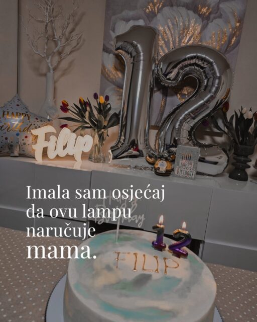 S vremenom već znam prepoznati priču iza svake narudžbe… Nekad mi kupci sami kažu, nekad zaključim po posveti, a nekad saznam kad im se javim prije slanja… A nekad… jednostavno znam! 😉Filip 🤍, lampa sa daljinskim upravljanjem… nakon dužeg vremena - bez poklon pakiranja. I odmah sam pomislila: „Ovo je sigurno mama naručila za svoje dijete“. I bila sam u pravu! ☺️Od mame.. nešto što ga je oduševilo! ✨ Nešto što ostaje godinama. 💡Za svih njegovih 12… i za godine koje dolaze. ❤️✨