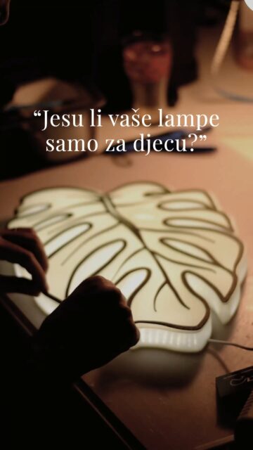 Pitala nas je jedna klijentica…: “jesu li vaše lampe samo za djecu ili mogu biti i za odrasle?”Da, većinu naših lampi radimo za dječje sobe.. tako smo i počeli i djeca će nam uvijek biti broj 1. ❤Ali s vremenom se priča lagano proširila… U tišinu doma. U police. U urede. U dnevne boravke. U kutke koji nisu samo za djecu, nego za odrasle. Kao i kućne biljke koje “slučajno” postanu cijeli kut dnevnog boravka. 😄🌿Ovo su još uvijek oni mali, nesavršeni trenutci izrade… bez savršenog kadra, bez studijskog svjetla - i jedan mali nesavršeni intro jedne nove lampe koju ćemo uskoro detaljnije pokazati. ✨