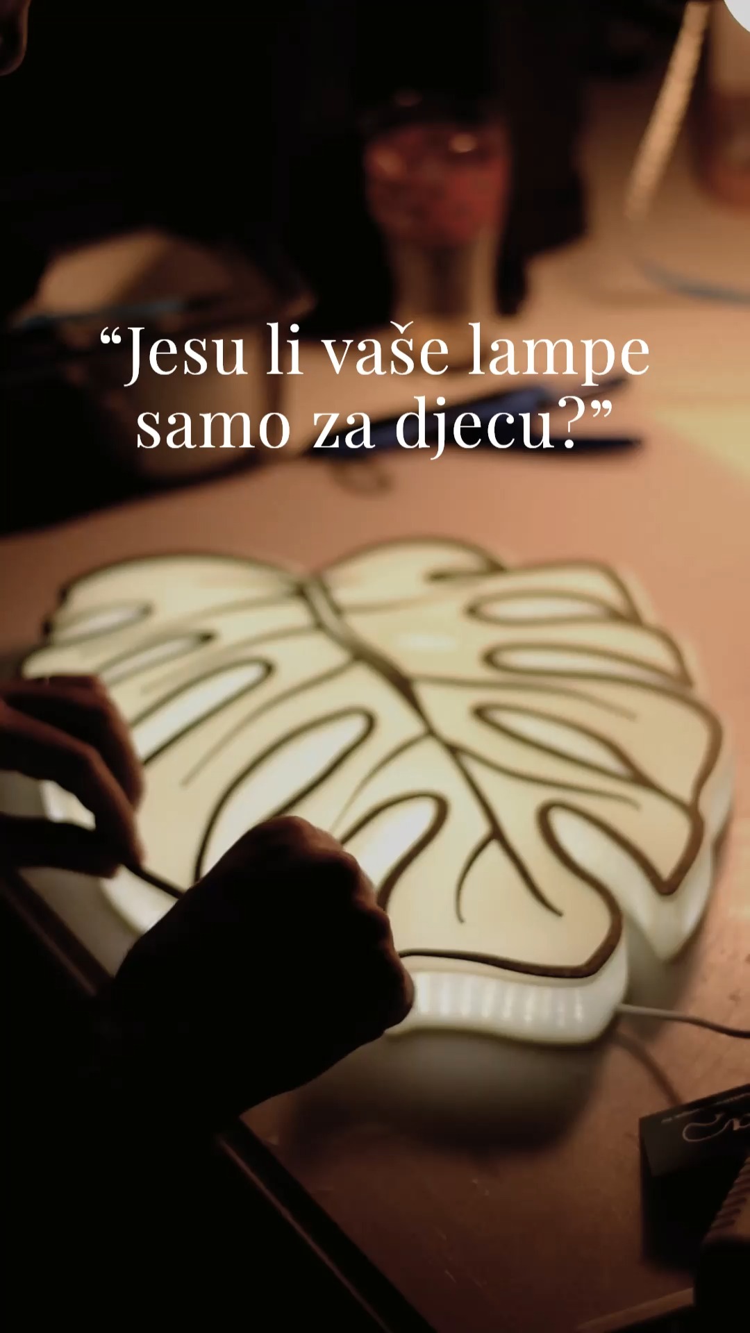 Pitala nas je jedna klijentica…: “jesu li vaše lampe samo za djecu ili mogu biti i za odrasle?”
Da, većinu naših lampi radimo za dječje sobe.. tako smo i počeli i djeca će nam uvijek biti broj 1. ❤
Ali s vremenom se priča lagano proširila… U tišinu doma. U police. U urede. U dnevne boravke. U kutke koji nisu samo za djecu, nego za odrasle. Kao i kućne biljke koje “slučajno” postanu cijeli kut dnevnog boravka. 😄🌿
Ovo su još uvijek oni mali, nesavršeni trenutci izrade… bez savršenog kadra, bez studijskog svjetla - i jedan mali nesavršeni intro jedne nove lampe koju ćemo uskoro detaljnije pokazati. ✨
