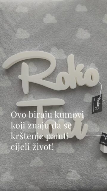 Kad si kum malom Roku na krštenju… i znaš da Roko ima i brata. 😄I onda se dogodi ona klasična misao: “ok, ne možemo doći tamo i samo jednom djetetu nešto donijeti… to nije ni moralno.” 😏Da su htjeli “nešto prigodno za krštenje”, mogli su. I sve te lijepe sitnice - robica, dekica, plišanac…- nose svoju toplinu i svoju simboliku. Ali ovi kumovi su birali malo drugačije. 🤍Birali su poklon koji dijete neće prerasti za par mjeseci, koji neće završiti zaboravljen u kutiji uspomena…nego onaj kojeg bi se rijetko tko sjetio, jer nije klasičan poklon za krštenje – a nosi možda i najljepšu simboliku koju možeš pokloniti - svjetlo.✨Zato su ovi kumovi s posebnom pažnjom odabrali poklon za oba brata. Za Roka - nježna lampa, njegovo prvo svjetlo koje tek počinje pratiti djetinjstvo. A za Tonija - lampa na daljinski, jer on je ipak veliki braco i naravno da veliki braco ne dobiva “isto kao mali”. 😄I tu prestaje priča o poklonu… i počinje priča o svjetlu koje ostaje - u sobi, u večerima i u uspomenama koje tek dolaze. 🤍✨Ako si uskoro kum ili kuma na krštenju… razmisli o poklonu koji nije klasičan - ali se zato ne zaboravlja. 🤍✨Mi imamo dojave da mame baš ovakve pamte. 😉Posjeti link u opisu profila za tvoju lampu. 💡