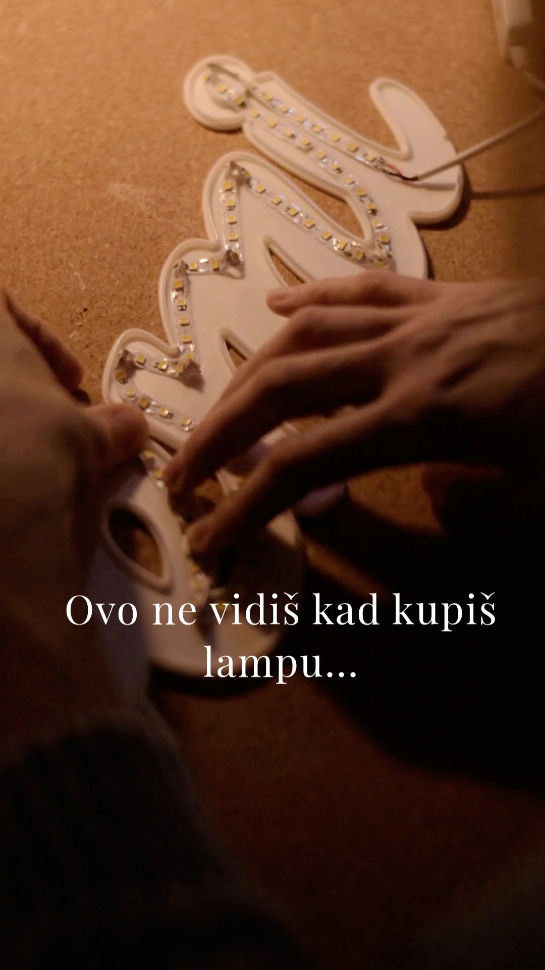 Ne vidiš sate dizajniranja svake lampe od početka… 🖥️💡
Ne vidiš sate rada strojeva... ni pokušaje koji nisu uspjeli… 
Kao ni one s kojima mi nismo bili zadovoljni pa smo ih odlučili ponoviti.

Ne vidiš ruke koje slažu svaki dio.. ✋
ni provjere da sve svijetli baš kako treba. 💡

Ali vidiš ono najvažnije – osmijeh na licu onoga tko otvori tvoj poklon i ostane bez riječi! ✨

Nego, osim moga glasa 😅, je li te iznenadilo što sve stoji iza jedne lampe?