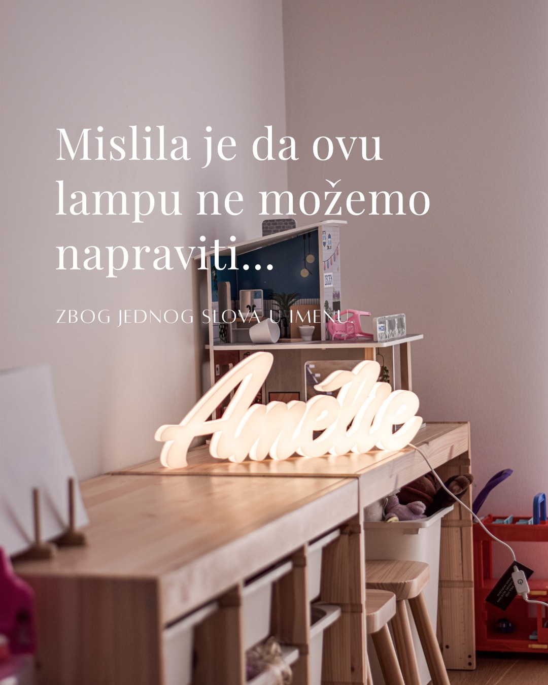 Koliko puta si pomislila:
„Predugačko je, prekomplicirano… sigurno se ne može napraviti.” 

I nisi u krivu - jer većina personaliziranih proizvoda ima ograničenja. Ili ime bude predugo, ili nema šablone za određeno slovo, nema font koji želiš… 

I onda uglavnom moraš raditi kompromis, ili odustati.

Amélie nije svima „jednostavno“ ime za personalizirati - i to je sasvim u redu. Ali mi ne radimo unutar ograničenja i šablona - nego prema ideji. 💡 
Ne možemo baš sve – ali puno toga što izgleda nemoguće ipak uspijemo. 😉

I baš zato i ova priča ima jedan jako lijep završetak. ❤
Skrolaj do kraja - na predzadnjem slajdu čeka te reakcija naše klijentice i jedan mali novi detalj koji smo dodali u pakiranje.🥰