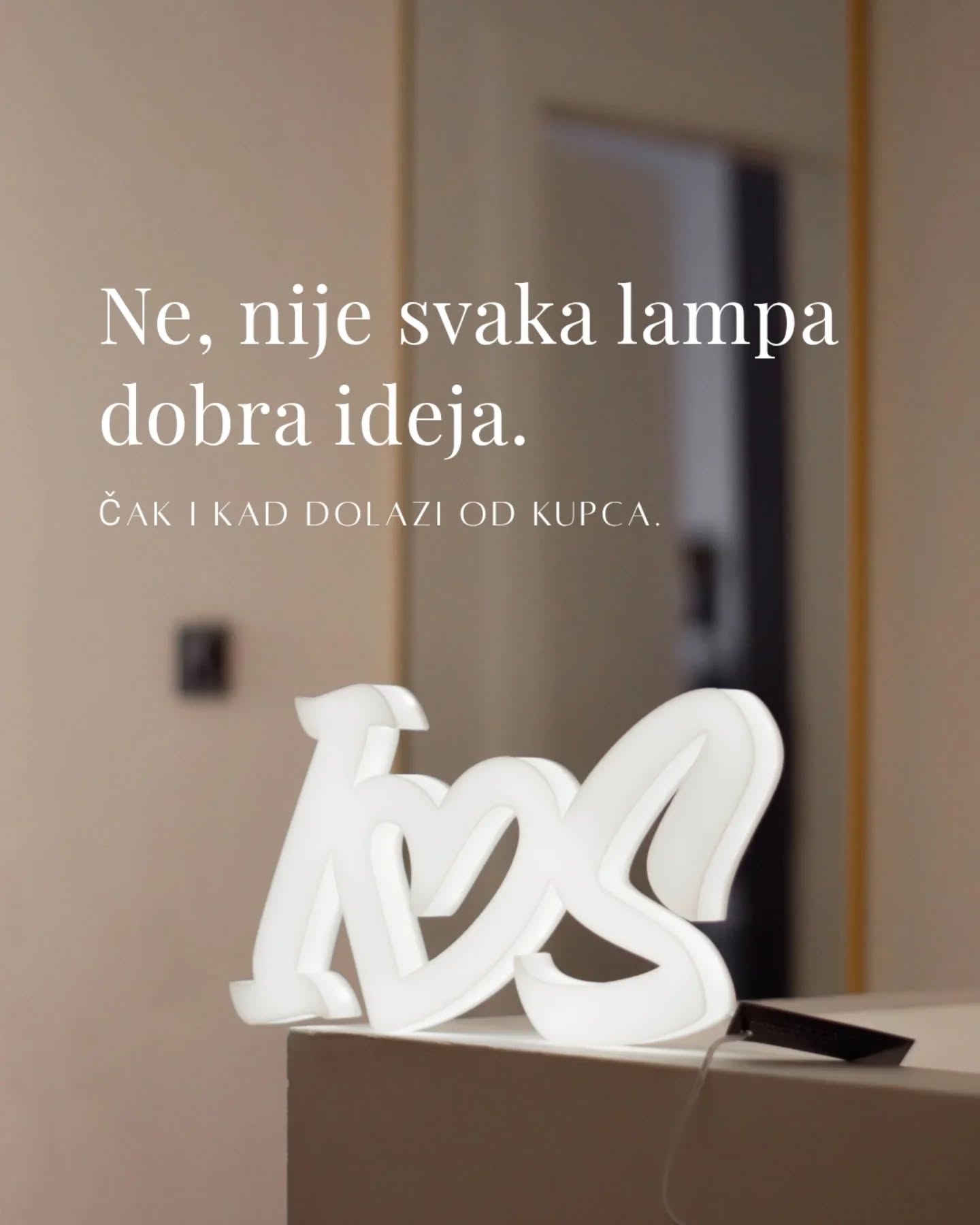 Najlakše je prodati skuplje...

I ideja koju je imala naša klijentica bila je upravo takva. I za nekoga tko traži jako osoban, emotivan poklon - to je bila odlična ideja.

Ali kad smo ušli dublje u priču i stavili tu lampu u kontekst prostora i poklona koji ostaje, nije nam to „sjelo“. I zato smo je usmjerili u drugom smjeru… 🤍

Jer nama je najvažnije da poklon ima smisla. Zato ponekad predložimo nešto drugačije. I upravo tada nastanu najposebnije lampe. 🤍

Sve smo na kraju zaokružili detaljima koji čine razliku -
od privjesaka do čestitke i pažljivog pakiranja. 🎁🤍
I tako je jedna ideja postala poklon koji je razveselio obje strane - i onu koja ga je birala, i one koji su ga primili. 🥰

Bi li htjela da ti prodaju ono što tražiš - ili ono što stvarno ima smisla?