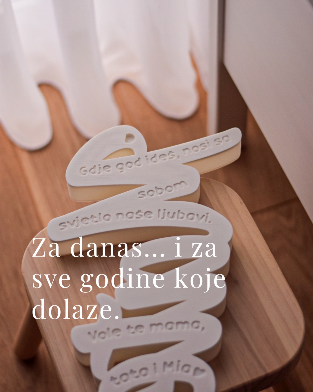 Ali baš uvijek nas posebno raznježe lampe koje mame naručuju za svoju djecu... ❤

Možda zato što je i naša priča počela baš tako… jednom malom lampom stvorenom iz čiste ljubavi, za našu djevojčicu! 🥰
A nismo tada niti slutili da će to postati nešto puno veće. ✨

Danas stvaramo lampe za stvarno razne prigode, ali ova je bila malo drugačija... Poklon od obitelji, za krizmu - za jednu već veću djevojčicu. ❤

I baš zato je još posebniji! ✨
Jer pokazuje da ovakve uspomene nisu samo za male… nego mogu pratiti dijete i kada odraste. A uz ovakvu poruku koju je obitelj ostavila Matei, sigurna sam da će, osim u sobi, još duuugo, dugo svijetliti i u njenom srcu. ❤✨

Reci mi, sjećaš li se ti poklona koji si kao dijete čuvala godinama? Što danas čuvaju naša djeca?

Perla lampa je baš takav poklon. 🤍 
Zato spremi ovo ako jednom zatrebaš baš takav. 😉