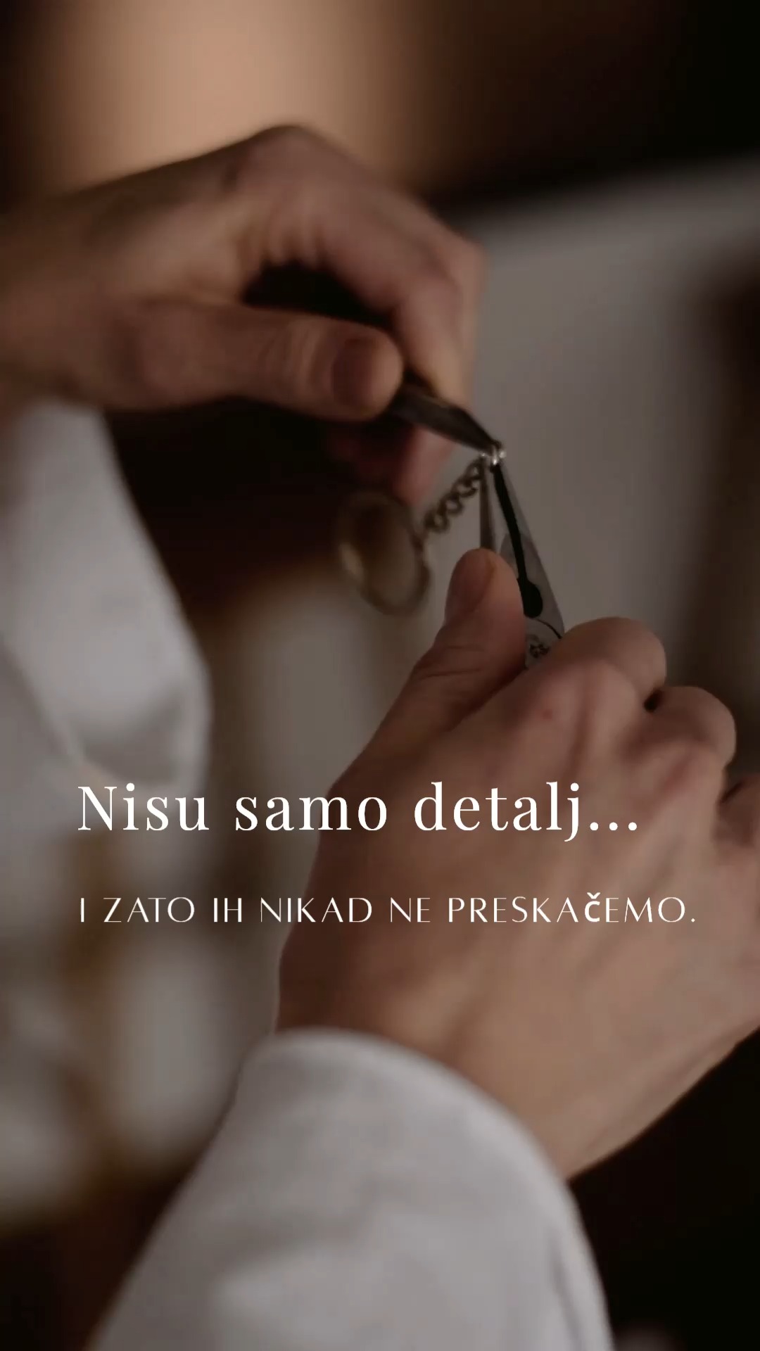 Ponedjeljak je kod nas dan za pakiranje i slanje vaših narudžbi. 📦
Iako neke lampe već budu spremne na kraju tjedna, ne volimo ih slati pred vikend da ne stoje negdje u skladištima, nego ih šaljemo s novim radnim tjednom. 

I tako danas dok slažem kutije, opet mi prođe kroz glavu koliko posla ode na stvari koje se zapravo ni ne vide... 
Recimo ovi mali privjesci. 
Ne ističu se kao „glavna stvar", a opet… svaki put ih radimo. I baš sam se danas uhvatila kako razmišljam zašto. 

Istina je da nam njihova izrada uzme malo više vremena nego što bi možda "trebalo", ali za nas, oni su važan dio cijele priče... 
Jer oni su onaj detalji koje dijete drži u ruci dok mama otvara kutiju..
Koje mama i tata kasnije stave na svoje ključeve.
Ili dijete na svoju vrtićku/školsku torbu.
I koji idu s njima svuda, i uvijek ih podsjećaju na onoga tko im je taj sitan poklon dao. 🥰

I upravo zato, uz svaku našu lampu uvijek idu i dva matching privjeska s imenom!😊 I ne, ne stavljamo ih da bismo "napunili paket”, nego zato što znamo da se baš u takvim sitnicama često dogodi ono najljepše - osjećaj da je netko stvarno mislio na vas. ❤

Iskreno mislim da razlika između običnog i posebnog poklona nikad nije u velikim stvarima... Zapravo je uvijek u onim malima koje nitko ne mora napraviti… ali ih ipak napravi.
Ima li ovdje netko da me demantira? 😉