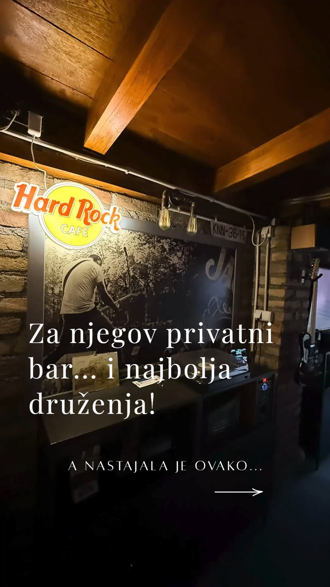 Neke lampe odmah znaju gdje pripadaju. 🎸
Ova je odmah imala svoj karakter i svoju namjenu jer je kupac točno znao gdje ju želi i zašto ju želi. 😊

Rađena je za jedan privatni prostor osobe koji očito voli prostor s pričom, dobra druženja i atmosferu zbog koje ljudi uvijek ostanu malo duže. 🍻
I ovakvu lampu ne pronađeš na polici trgovine. Ona nastaje iz ideje, detalja prostora i atmosfere koju netko želi stvoriti. 

I baš zato nije mogla nastati “na brzinu”.
Nastajala je kroz nekoliko dana… Dio po dio, uz sušenje, spajanje detalja, pa povratke na svaki mali segment koji je trebalo dovesti na svoje mjesto.

Zato ni nemamo neki savršen video cijelog procesa. 😄
Iskreno, kad radimo ovakve projekte, više uživamo u samoj izradi nego u tome da stignemo sve snimiti.

Ali za nas – to je manje bitno! 

Više od savršenog videa veseli nas činjenica da ova lampa nije nastala samo da svijetli! Ona je nastala jer je netko htio baš ovakvu lampu da donese atmosferu u prostor u kojem će se pričati priče, nazdravljati, puštati dobra glazba i stvarati uspomene.🍻✨

I nekako imam osjećaj da će savršeno ispuniti svoju svrhu! 

Jer budimo realni… ovo nije lampa, ovo je atmosfera uz koju se svako piće pretvori u još tri! 😄🍻 
Jesam u pravu? 😄