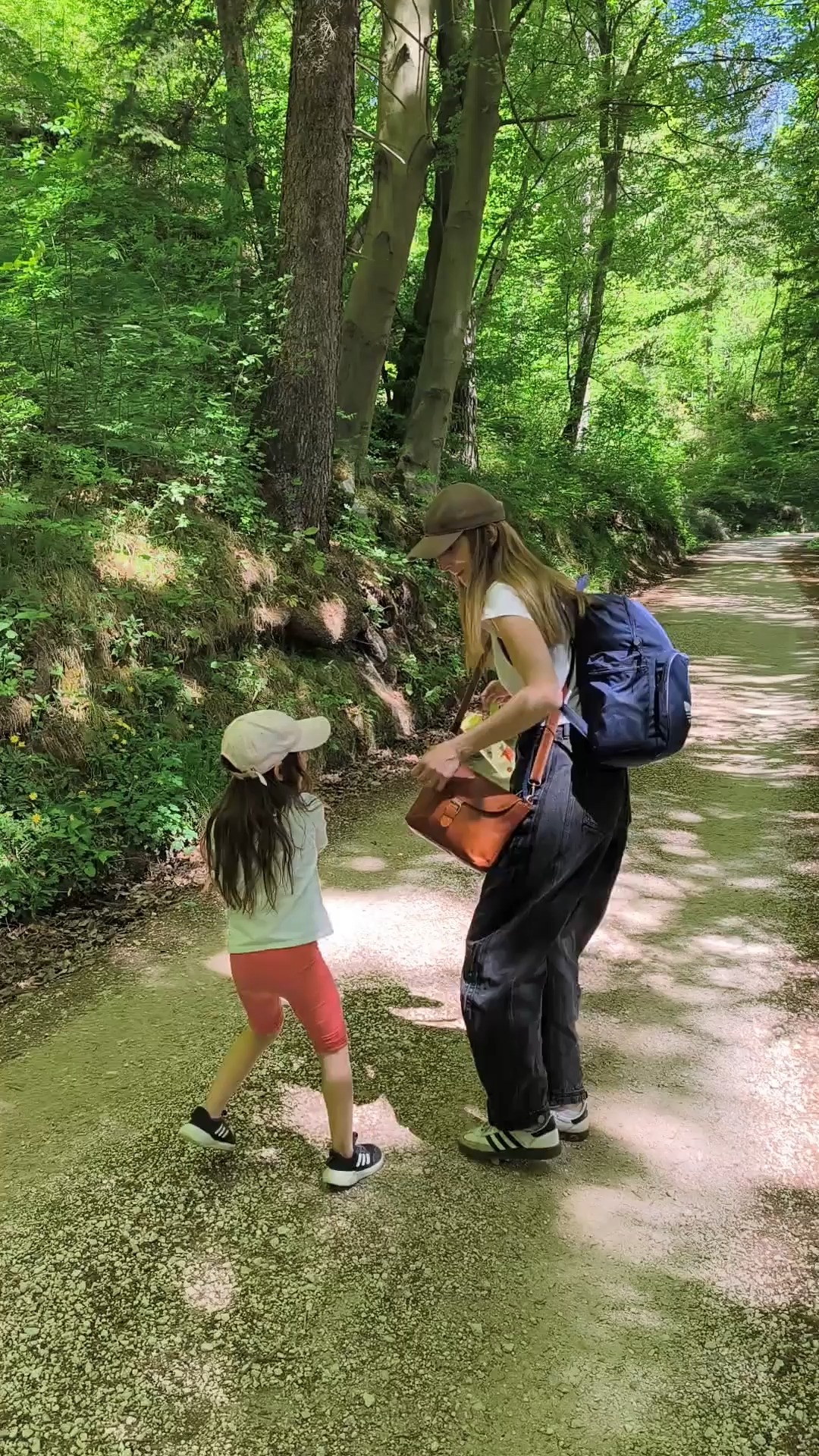 Što sam starija… to više shvaćam da se život ne događa u velikim planovima, nego u svakodnevici između njih.

U smijehu usred ničega. 
U tome kad joj da svoje tenisice jer je ona svoje smočila u rijeci. 
U papiriću koji nađeš u šerpi. 
U malim ručicama koje još uvijek traže tvoje…❤

I sve što sam nekad mislila da je uspjeh, s majčinstvom je dobilo potpuno drugo značenje. 
Jer njima - mojim malim ljudima - ništa od toga ne znači. Ni moje titule, ni nagrade, ni objavljeni radovi… Njima i sama moja uloga mame znači – sve. 🤍

I u toj njihovoj jednostavnosti zapravo stane moj cijeli uspjeh. Oni me svakodnevno uče da savršenstvo nikada nije bila poanta. Poanta je biti tu, kao njihovo svjetlo. I biti njihov osmijeh. A sve ostalo – samo se posloži oko toga.

I možda je to sve što je za mene uspjeh - biti njihovo svjetlo, svaki dan.✨

Što je za tebe uspjeh, mama? 🤍